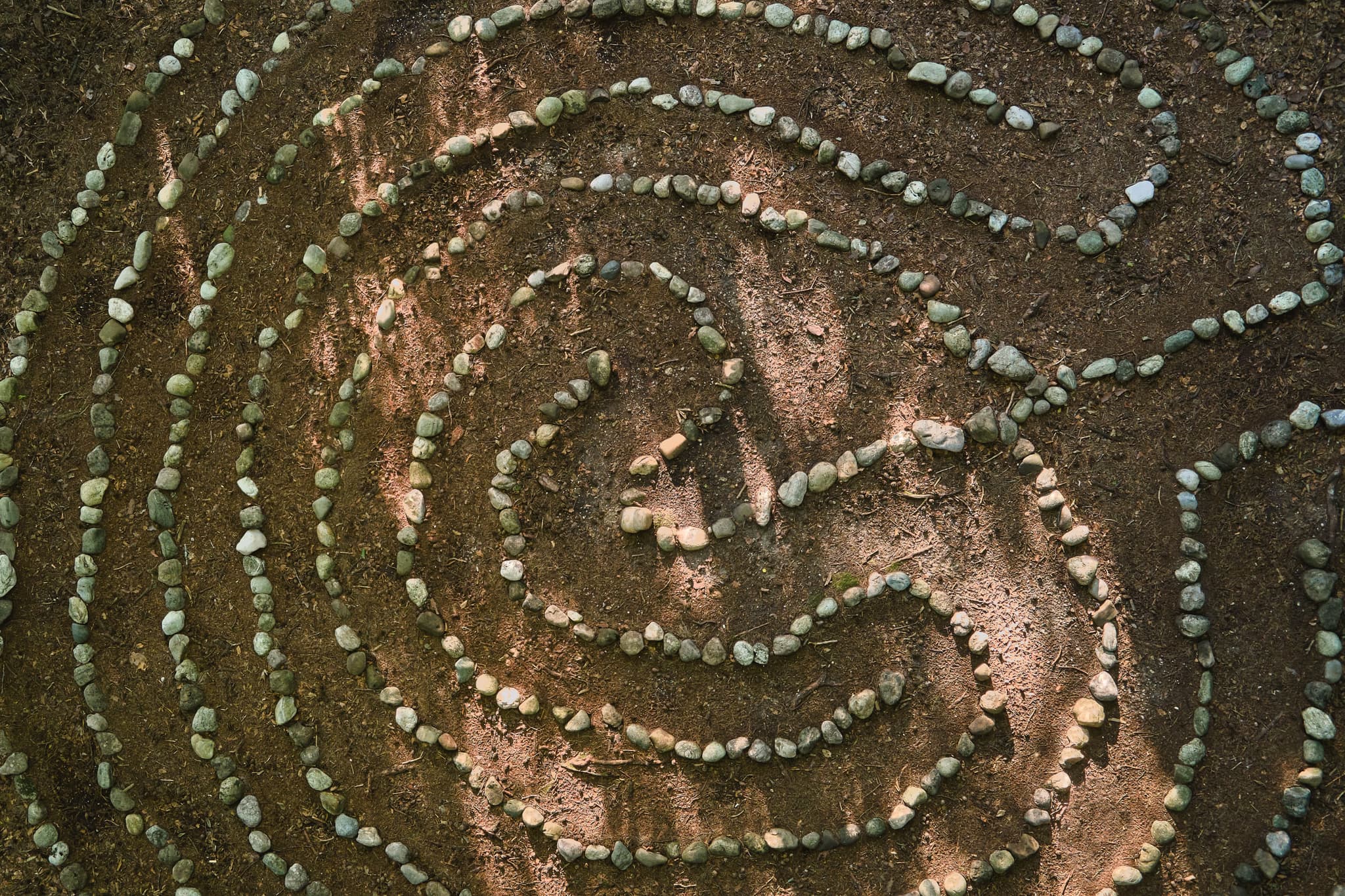 Luftaufnahme eines Steinlabyrinths in Schildthurn, Ortsteil von Zeilarn im Landkreis Rottal-Inn, Niederbayern, Holzland, Deutschland.