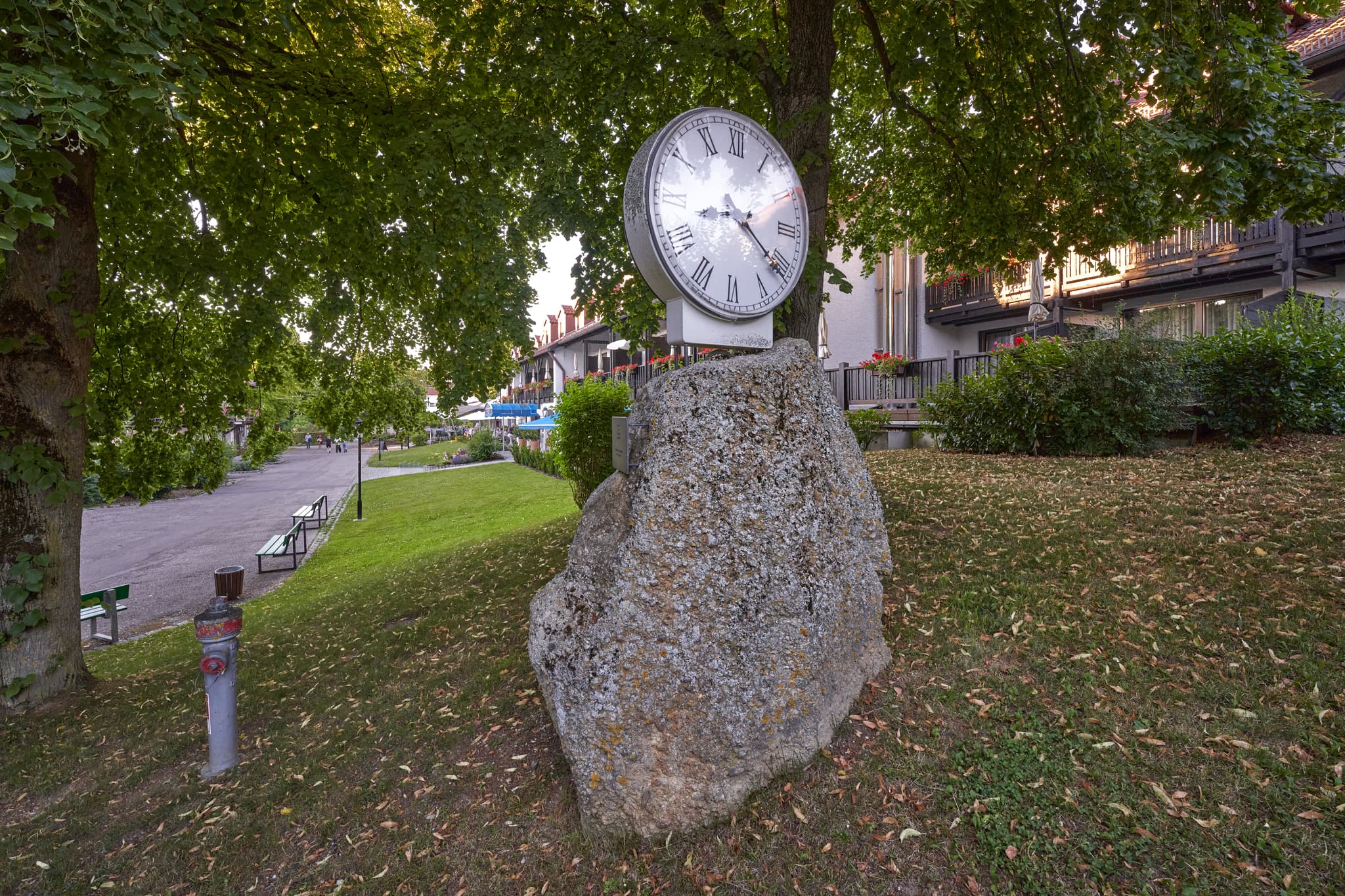 Uhr im Kurpark in Bad Griesbach im Landkreis Passau, Niederbayern. Ideal für Erholung und Spaziergänge in der Bäderdreieck Region, Deutschland.