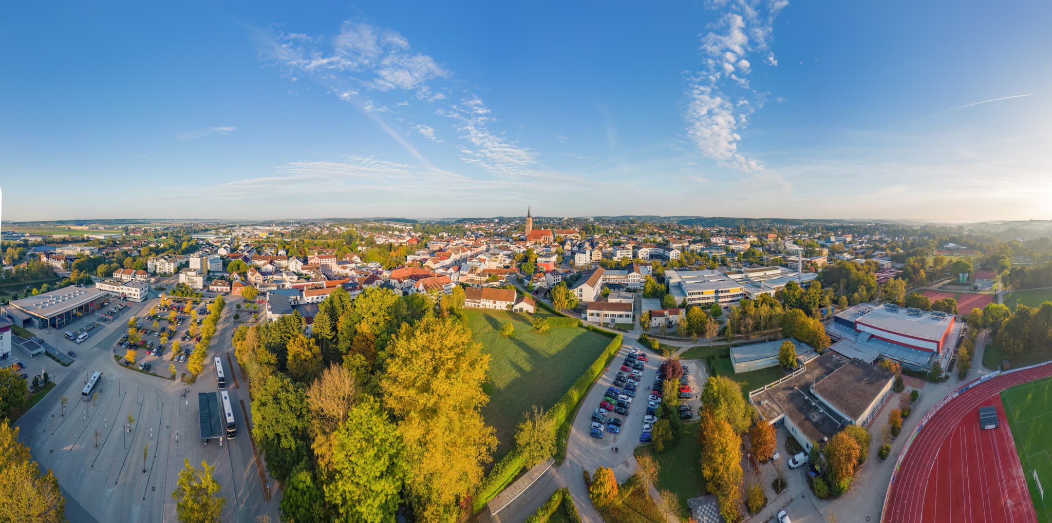 Luftbild von Eggenfelden im Landkreis Rottal-Inn, Niederbayern. Die Aufnahme zeigt die Stadt im Holzland mit Gebäuden  Grünflächen, Busparkplatz, Schulzentrum.