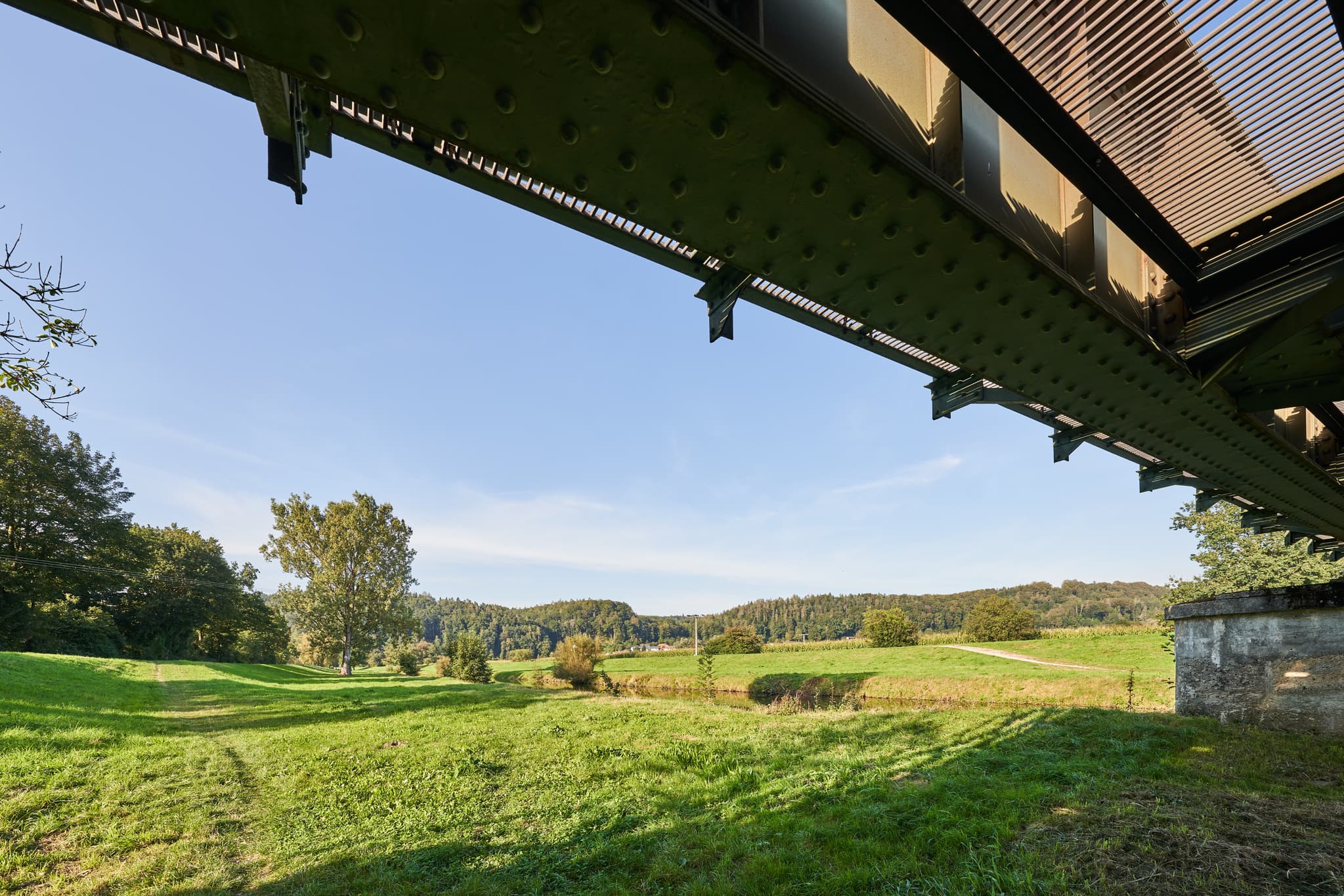 Isen-Landschaft unter Brücke bei Kronberg, Winhöring. Grüne Wiesen, Bäume im Landkreis Altötting, Oberbayern, Inn-Salzach, Deutschland.