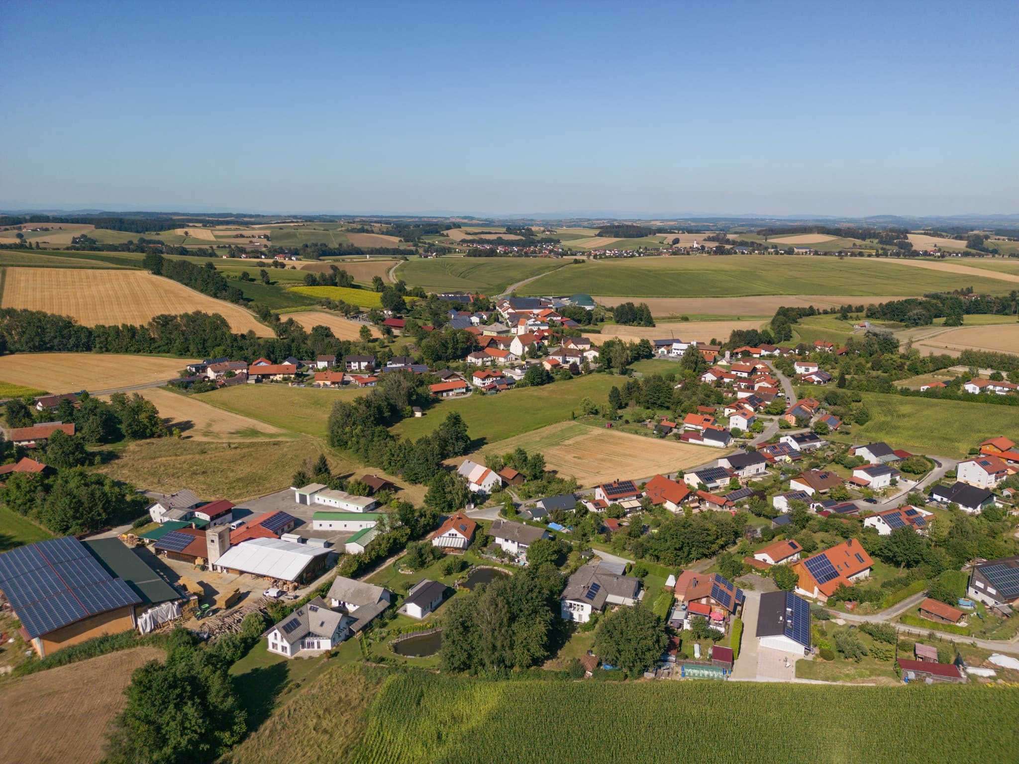 Luftbild von Reutern, einem Ortsteil von Bad Griesbach im Landkreis Passau, Niederbayern, Deutschland. Die Aufnahme zeigt die Landschaft des Bäderdreiecks.