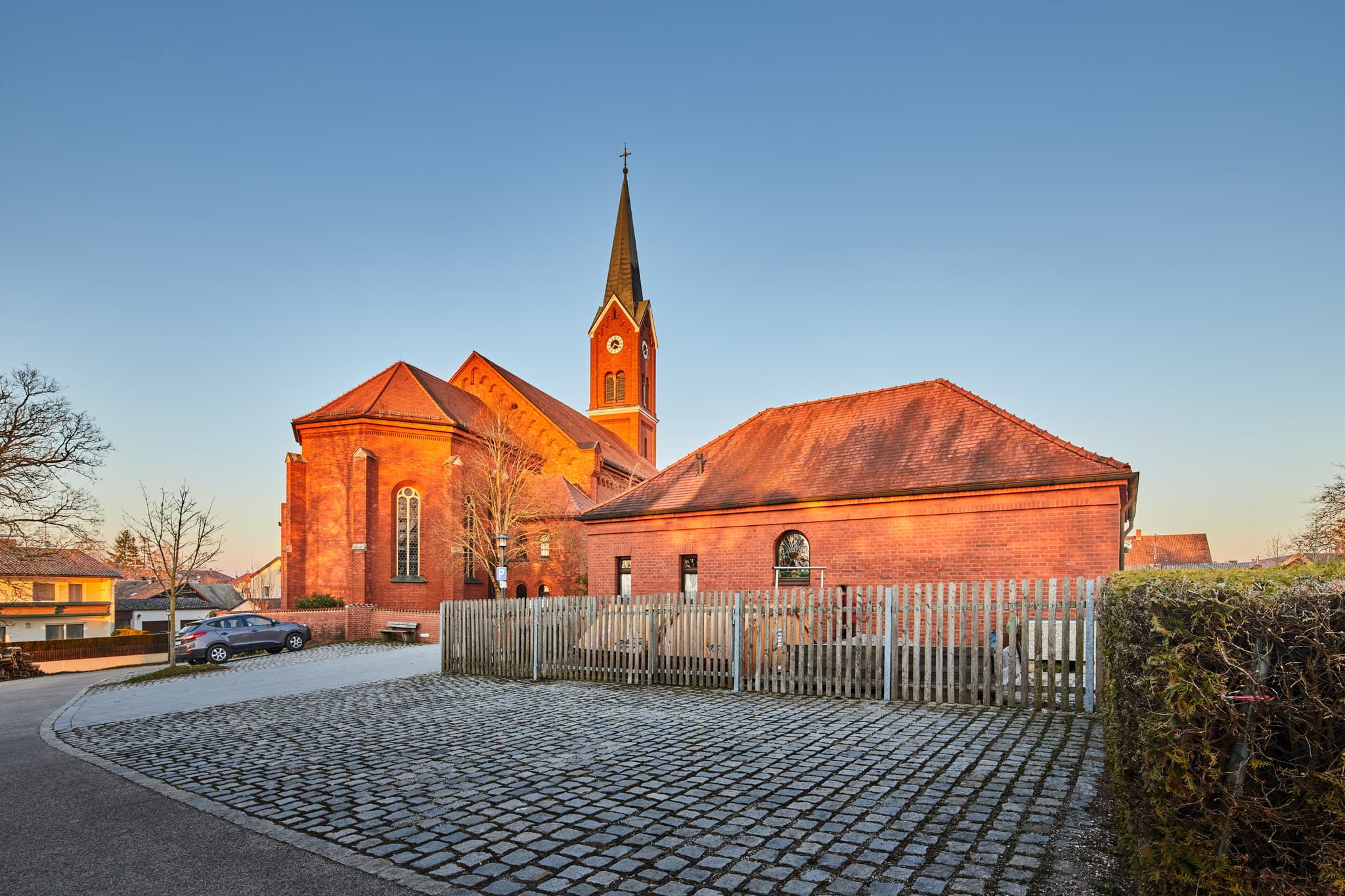 Kirche Sankt Andreas in Wurmannsquick, Landkreis Rottal-Inn, Niederbayern, Region Holzland/Bäderdreieck, Deutschland. Backsteingebäude, ländliche Umgebung.