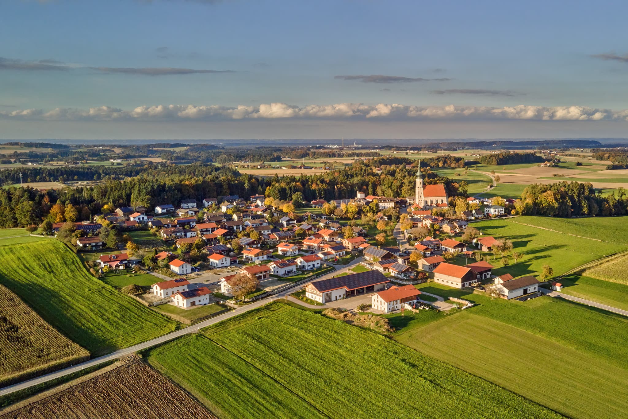 Luftbildaufnahme von Asten, Tittmoning im Landkreis Traunstein, Oberbayern. Ländliche Gemeinde im Chiemgau, Deutschland, eingebettet in Felder und Wälder.