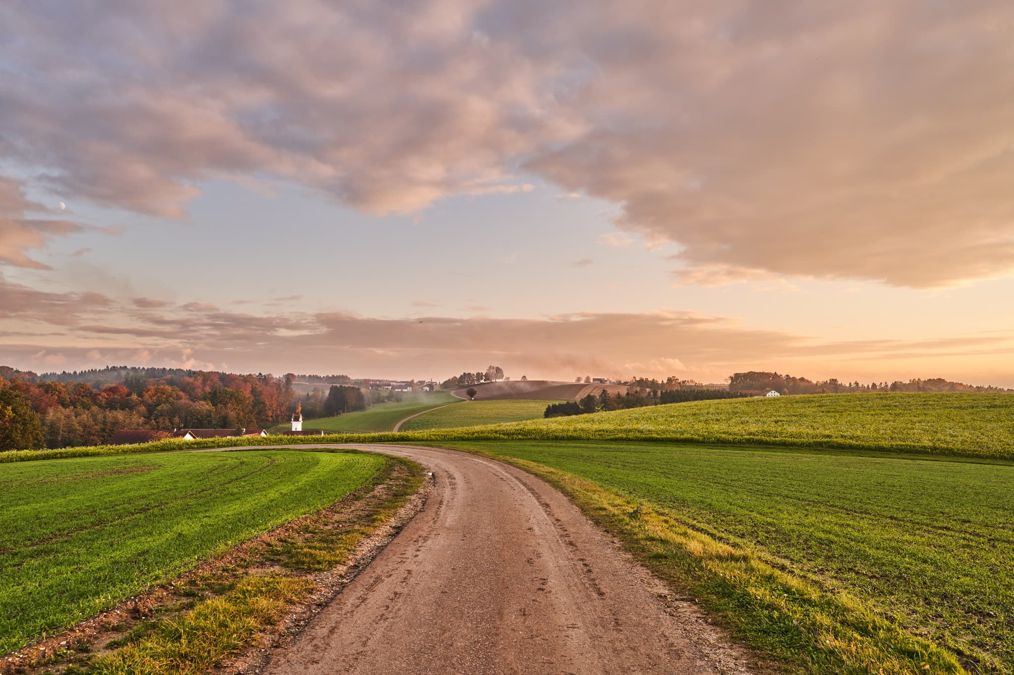 Herbstlandschaft in Birnbach, Erlbach, Altötting, Oberbayern, Inn-Salzach. Feldweg durch grüne Felder.
