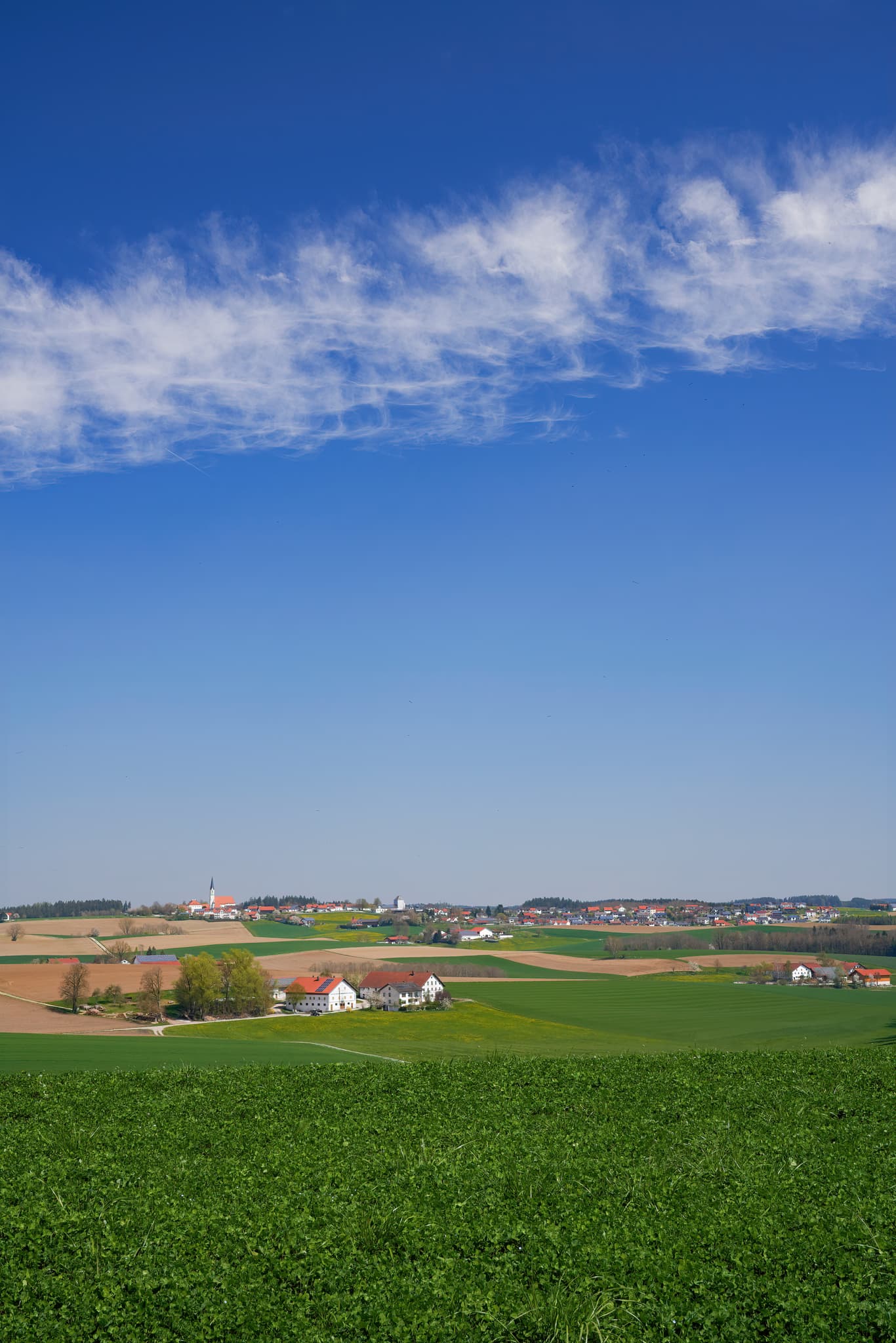 Idyllischer Blick nach Niederbergkirchen aus Mettenheim, Landkreis Mühldorf am Inn, Oberbayern, Region Inn-Salzach, Deutschland. Landschaftsaufnahme.