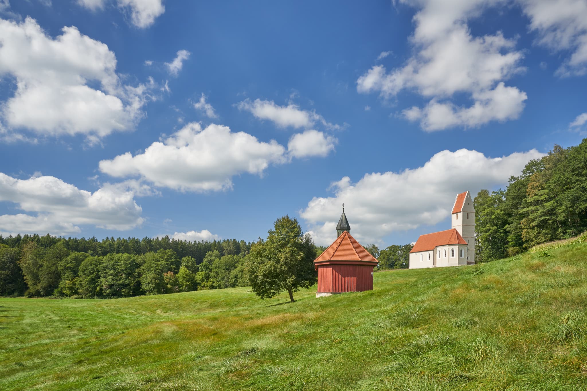 Sigrün Kirche und Corona Kapelle in Pleiskirchen, Altötting, Oberbayern, Inn-Salzach, Bayern, Deutschland. Historische Kirchengebäude in ländlicher Umgebung.