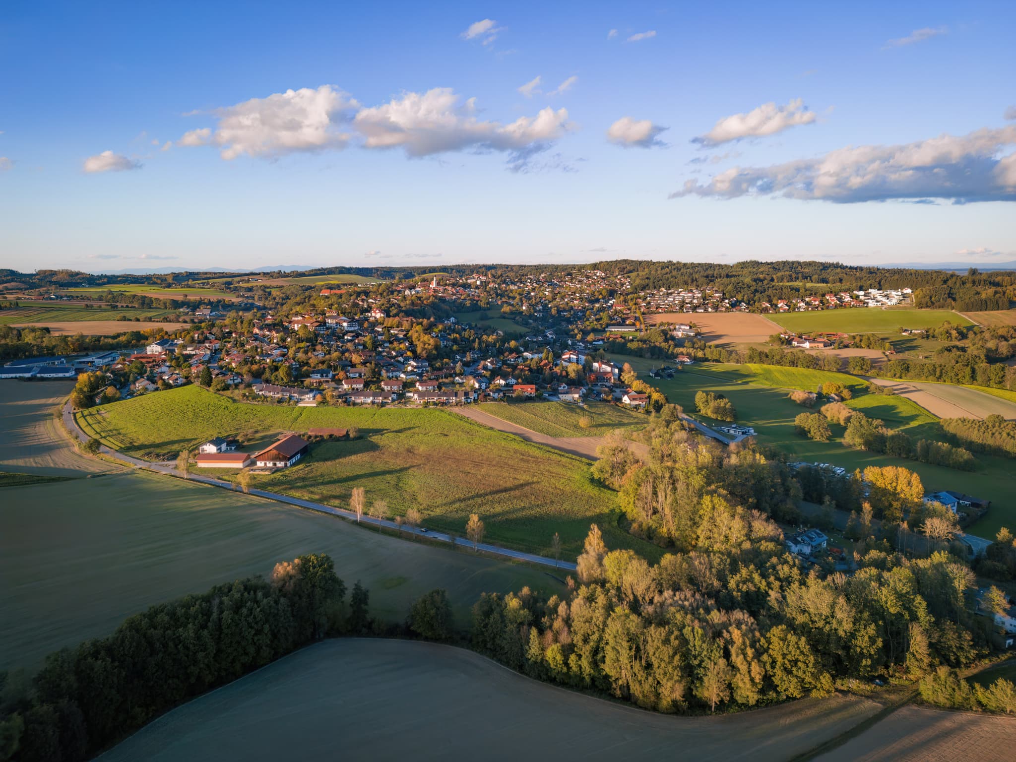 Bad Griesbach im Rottal, Passau, Niederbayern, Deutschland. Malerische Stadt, umgeben von grünen Feldern und Wäldern. Idyllische Landschaft der Bäderregion.