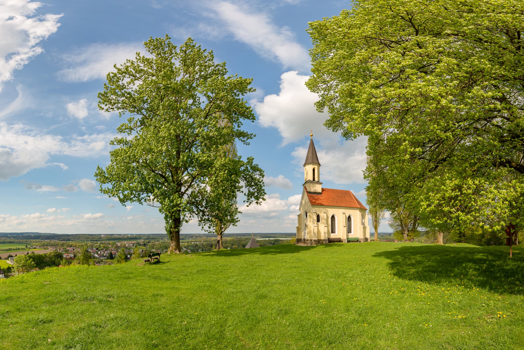 Idyllisches St.-Georgs-Kirchlein auf dem Schlossberg in Kraiburg, Mühldorf am Inn, Oberbayern, Deutschland. Eingebettet in die Inn-Salzach Region.
