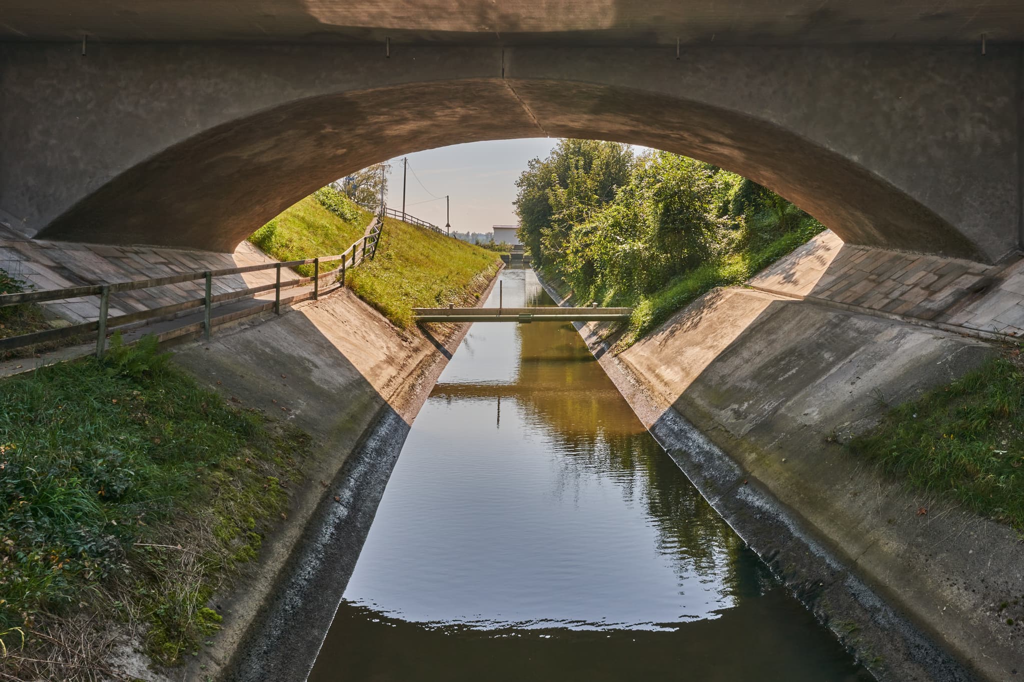 Isenkanal unter Brücke bei Enhofen, Winhöring, Landkreis Altötting, Oberbayern. Teil des Stauweihers Isen in der Region Inn-Salzach, Deutschland.