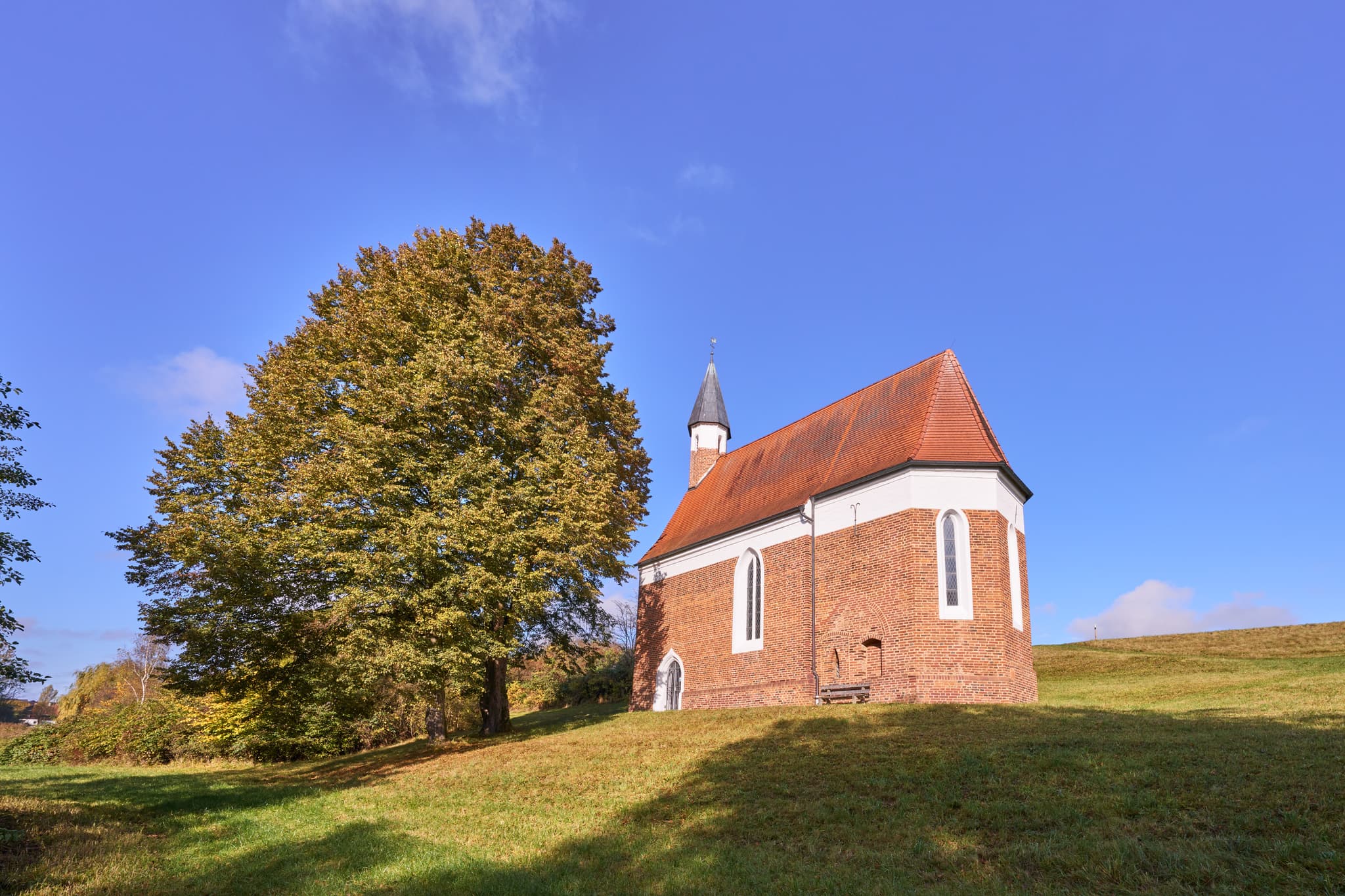 Die St. Koloman Kirchlein in Martinskirchen, Wurmannsquick, Rottal-Inn, Niederbayern, Deutschland, präsentiert sich in der ländlichen Landschaft des Holzlandes.