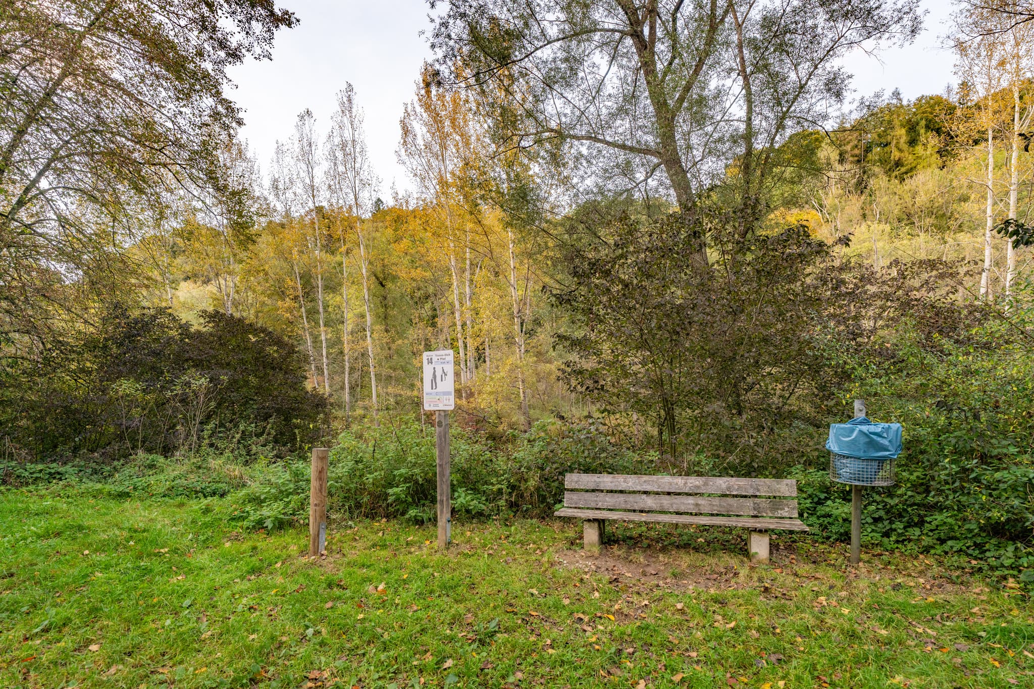 Holzbank am Trimm-dich-Pfad, Beincurl Station in Winhöring, Landkreis Altötting, Oberbayern, Region Inn-Salzach, Deutschland.