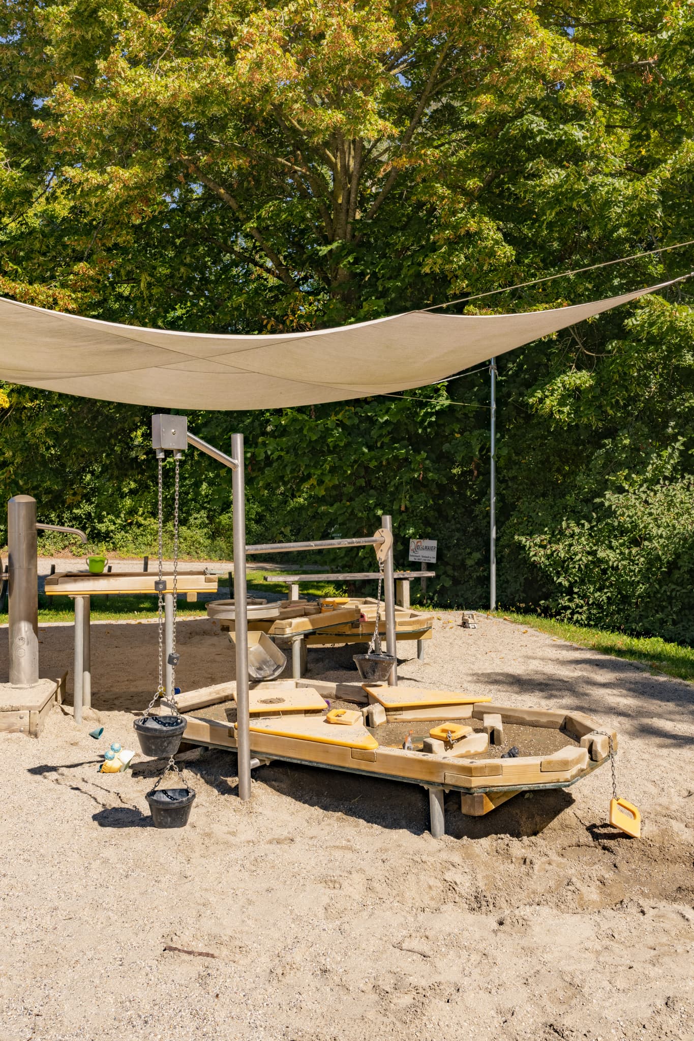 Ein Sand- und Wasserspielplatz am Waldsee in Kirchdorf am Inn, Landkreis Rottal-Inn, Niederbayern, Deutschland. Diese Freizeitanlage bietet Spaß für Kinder.