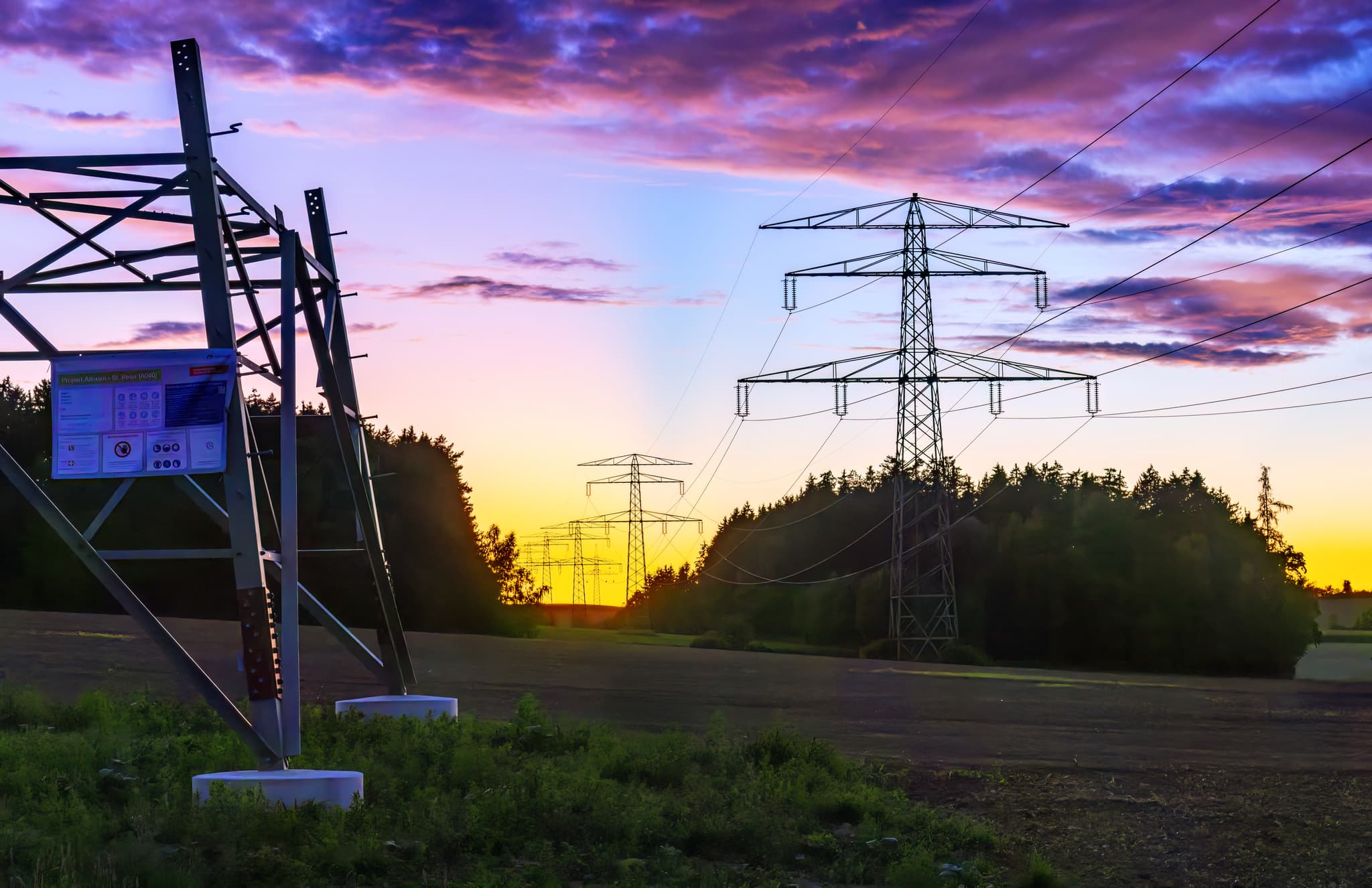 Stromtrasse Altheim - St. Peter bei Sonnenuntergang in Frauenhaselbach, Neumarkt St. Veit, Mühldorf am Inn, Oberbayern, Deutschland.