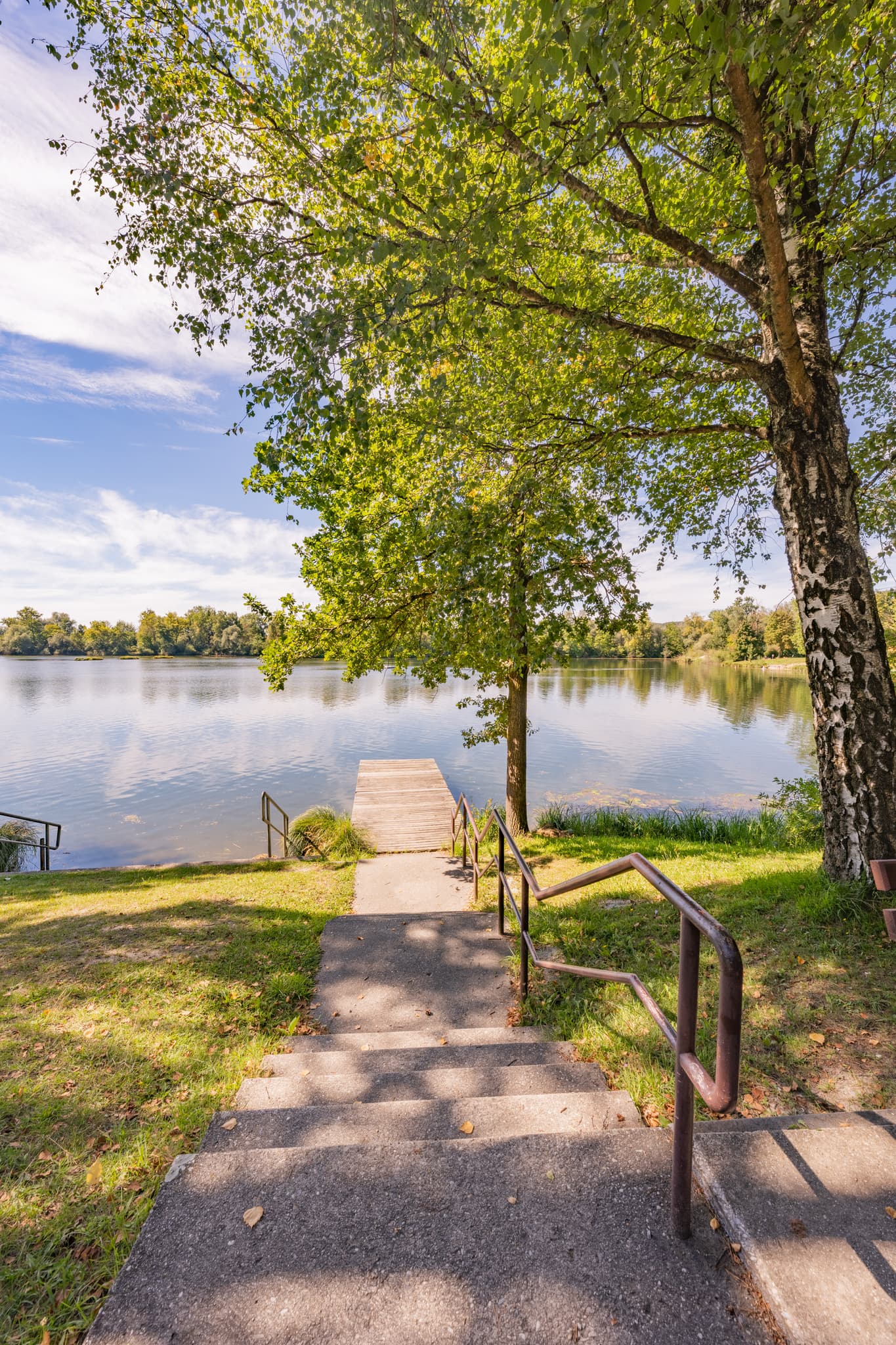 Idyllischer Badesee in Kirchdorf am Inn mit Steg und Treppe. Sommerliche Landschaft in Rottal-Inn, Niederbayern, Deutschland, im Bäderdrieck gelegen.