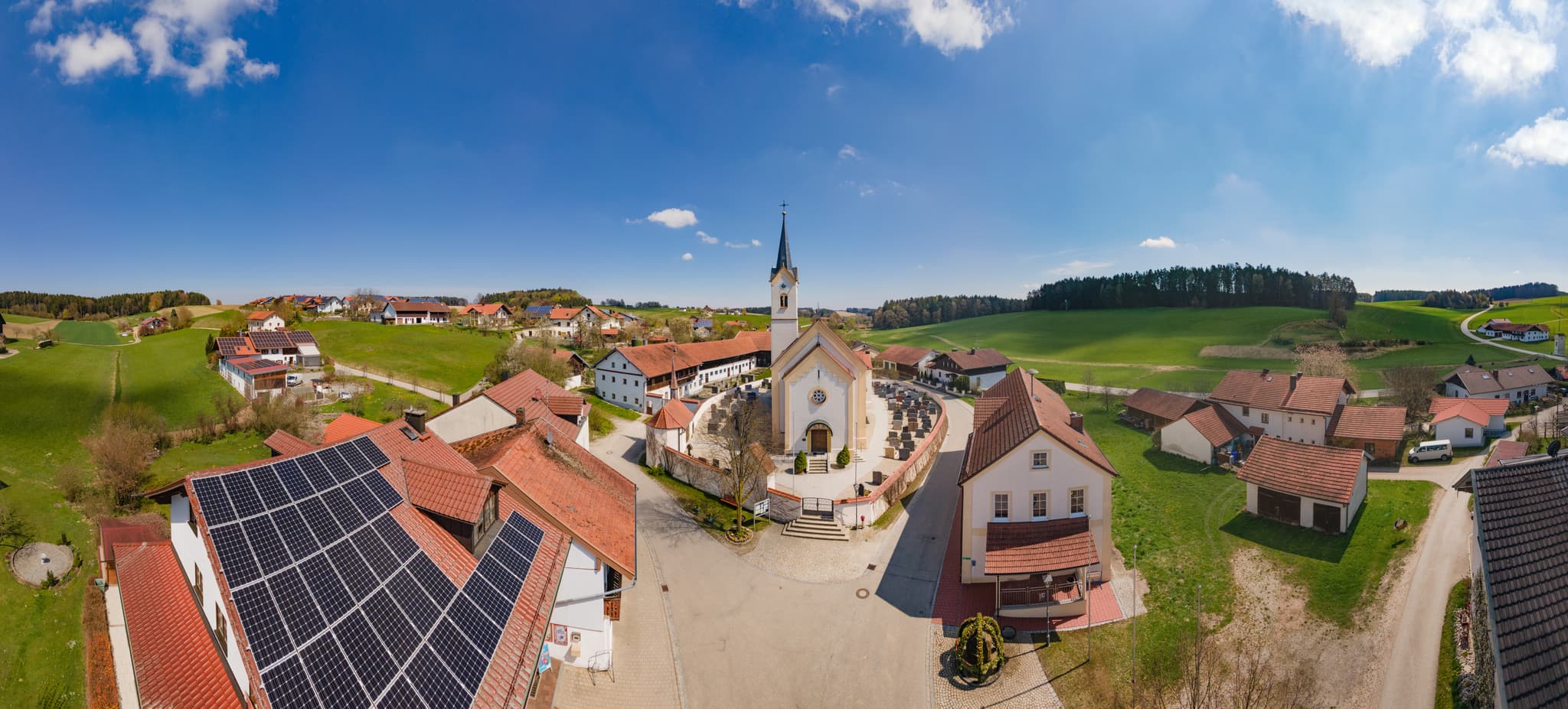 Ortskern mit Pfarrkirche St. Petrus und Paulus, Gemeinde Erlbach, Landkreis Altötting, Oberbayern, Region Inn-Salzach, Deutschland.