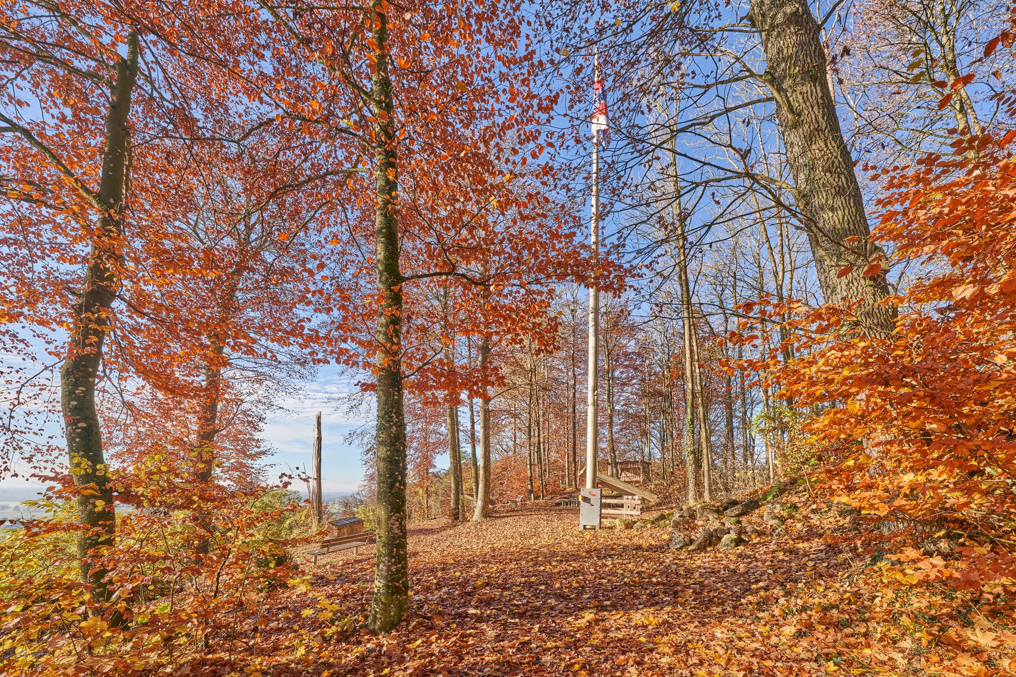 Herbstliche Aussicht mit Fahne vom Schlossberg bei Julbach, Gemeinde Julbach, Landkreis Rottal-Inn, Niederbayern, Holzland/Bäderdrieck, Bayern, Deutschland.