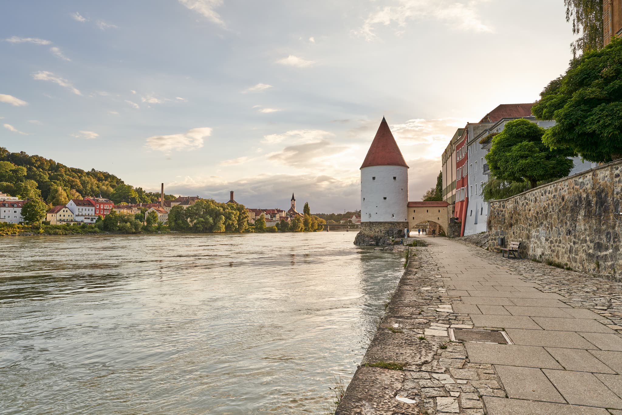 Der Schaiblingsturm am Inn in Passau, Niederbayern, Innpromendade zum bummeln mit wunderschöner Aussicht auf die Innstadt.