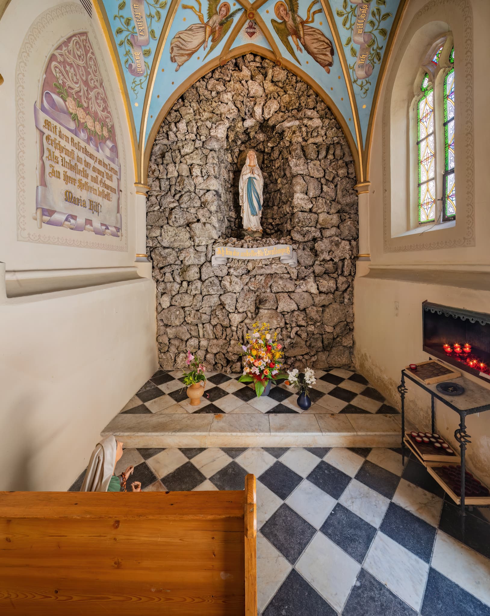 Pfarrkirche Maria Himmelfahrt in Karpfham, Bad Griesbach. Gotteshaus im Landkreis Passau, Niederbayern, Deutschland, prägt die Donau-Wald Region.