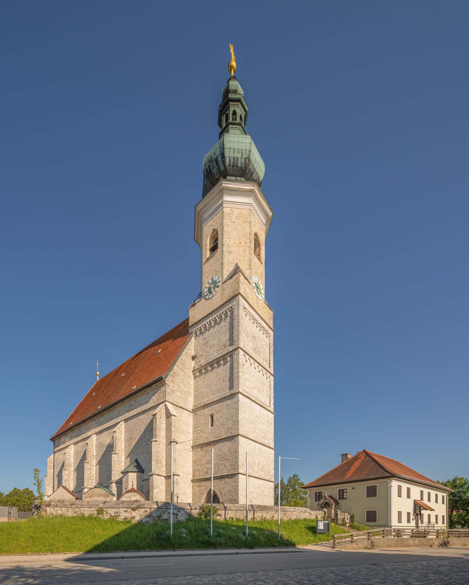 Die historische Pfarrkirche Mariä Himmelfahrt in Asten, Tittmoning im Landkreis Traunstein, Oberbayern, Deutschland, Chiemgau gelegen.