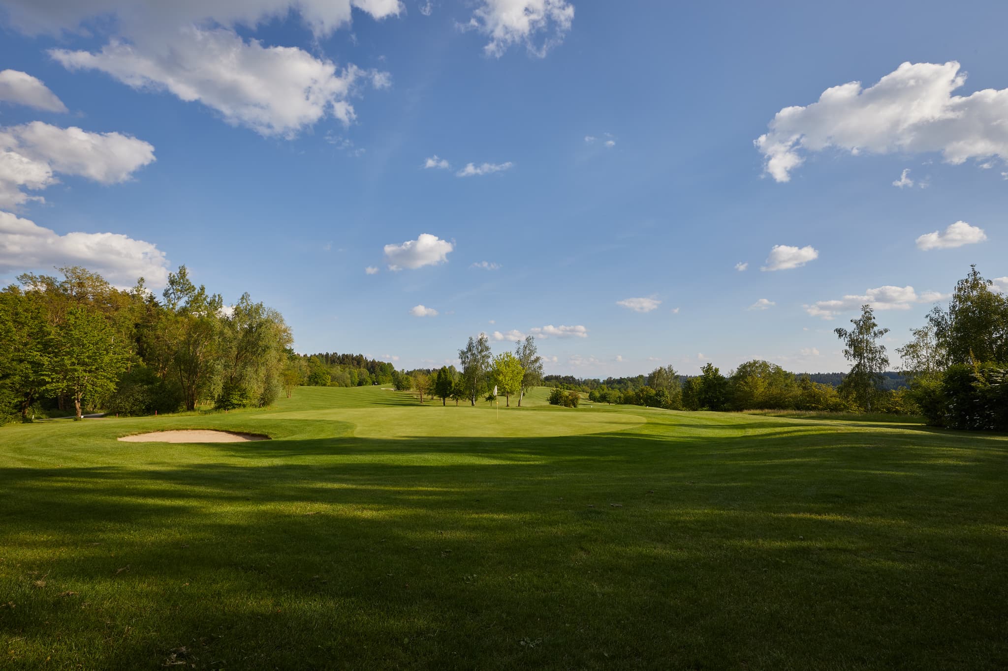 Golfplatzlandschaft in Pleiskirchen, Altötting, Oberbayern, Inn-Salzach, Bayern, Deutschland. Golfplatzes mit Grünflächen und Bäumen.