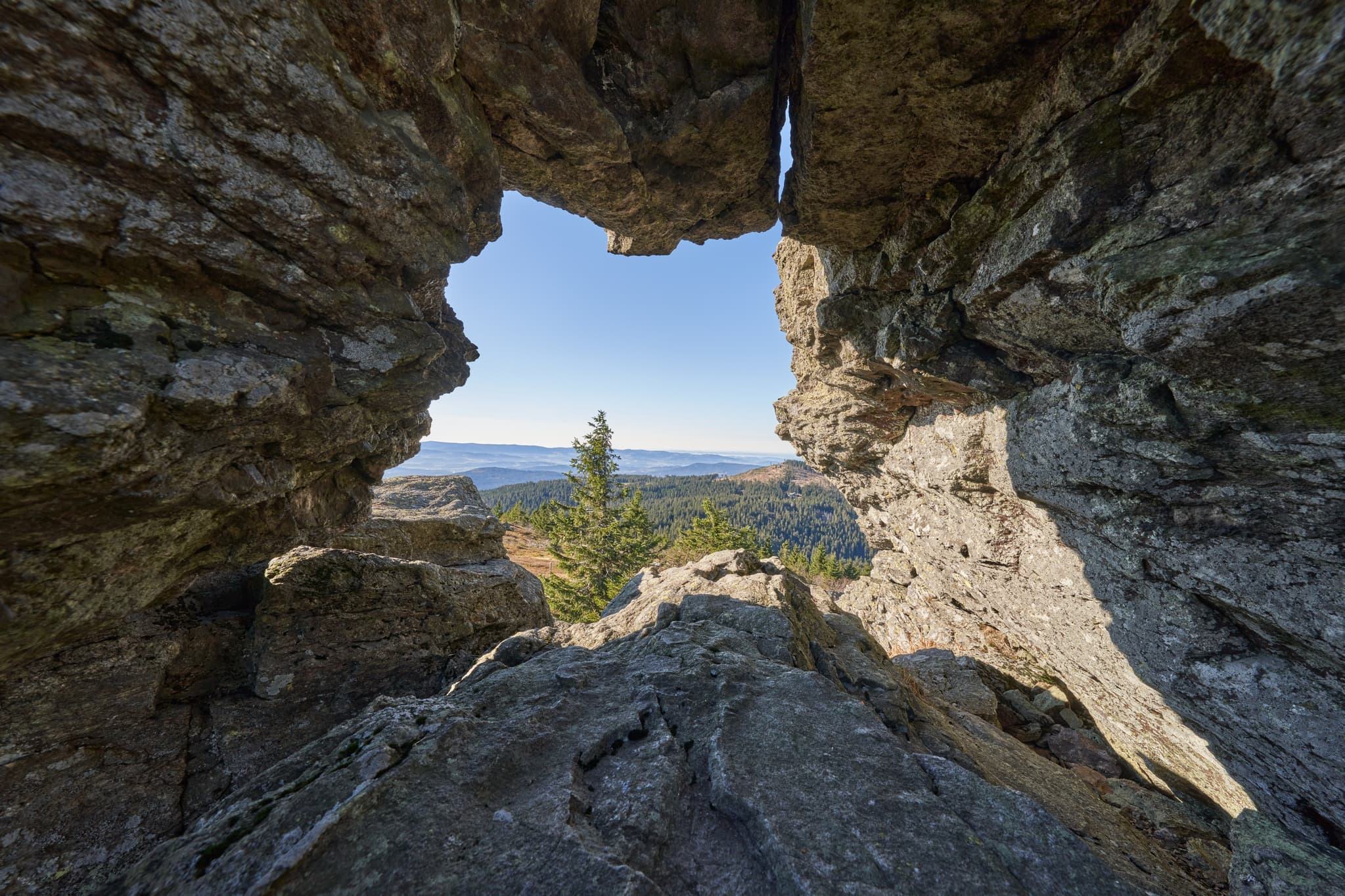 Durchblick durch Felsformation auf dem Großen Arber, Bayerisch Eisenstein, Regen, Niederbayern, Deutschland.