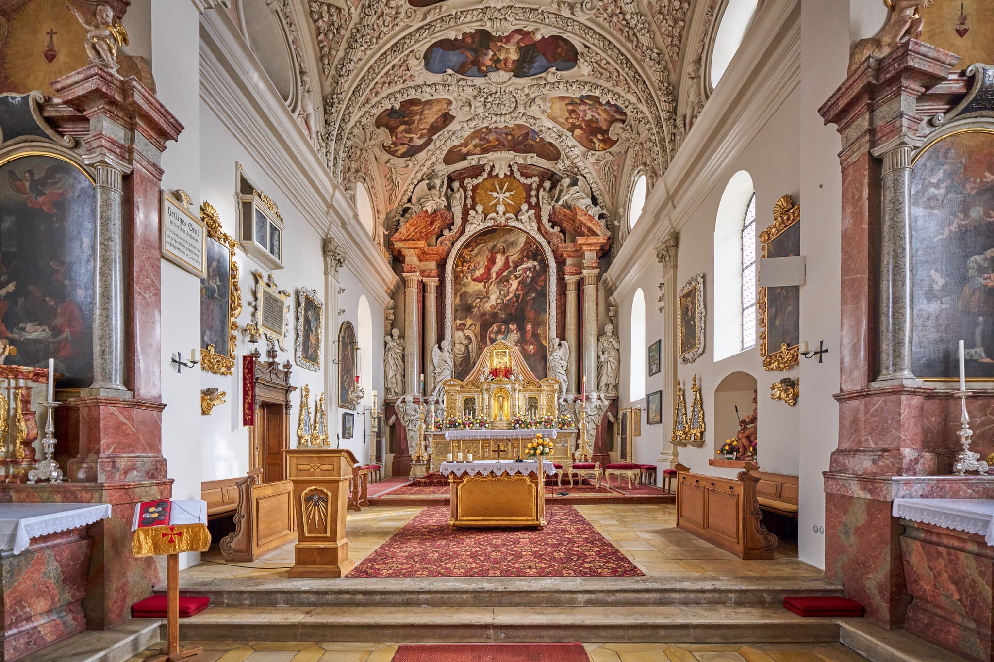 Innenansichtmit Altar der Gartlberg Wallfahrtskirche in Pfarrkirchen, Rottal-Inn, Niederbayern, Deutschland.Kunstvolle Ausstattung, Gewölbe und Holzbänke.