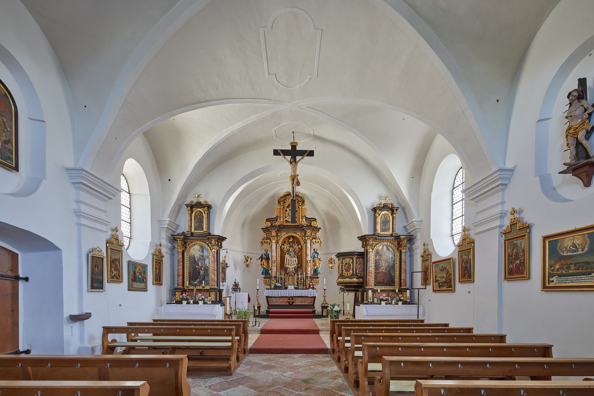 Altaransicht der Filialkirche Mariä Himmelfahrt in Atzberg, Gemeinde Mitterskirchen, Landkreis Rottal-Inn, Niederbayern, Deutschland.