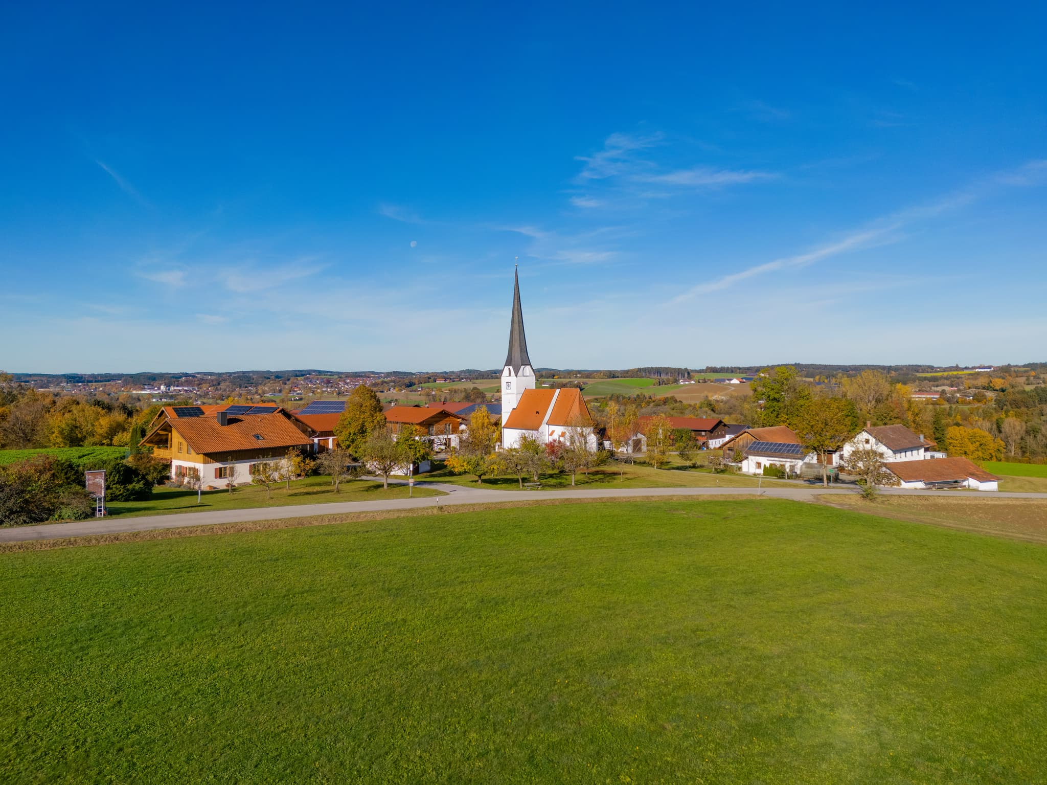 Landschaftsaufnahme von Rottenstuben bei Hebertsfelden mit der Kirche St. Jakobus im Holzland, Landkreis Rottal-Inn, Niederbayern, Deutschland.