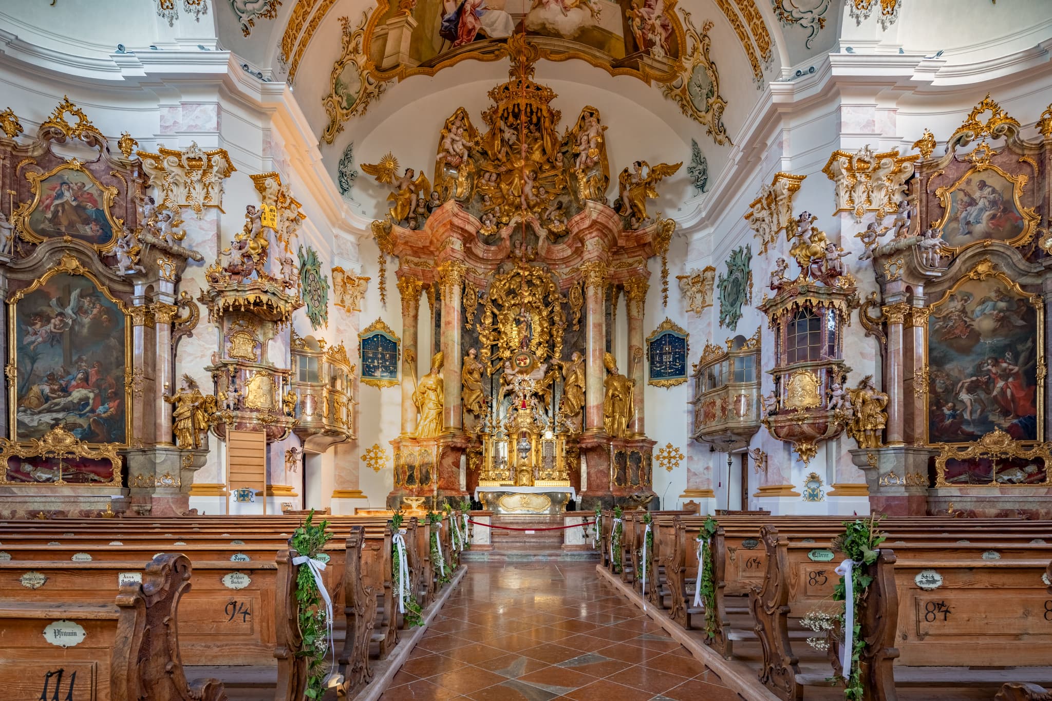 Prächtiger barocker Kircheninnenraum von Marienberg Innen in Burghausen. Zeigt Altar, Kanzel und Kirchenbänke. Landkreis Altötting, Oberbayern.