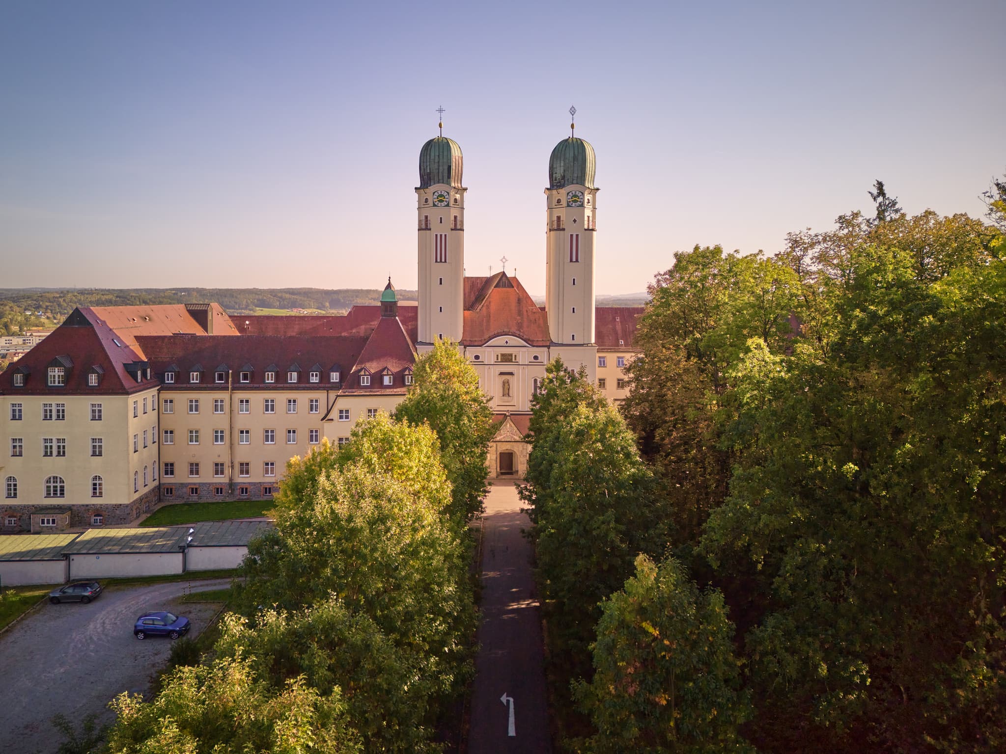 Imposante Abtei Kloster in Schweiklberg, Vislhofen, Landkreis Passau, Niederbayern. Ein prägendes Bauwerk der Donau-Wald Region, Deutschland.
