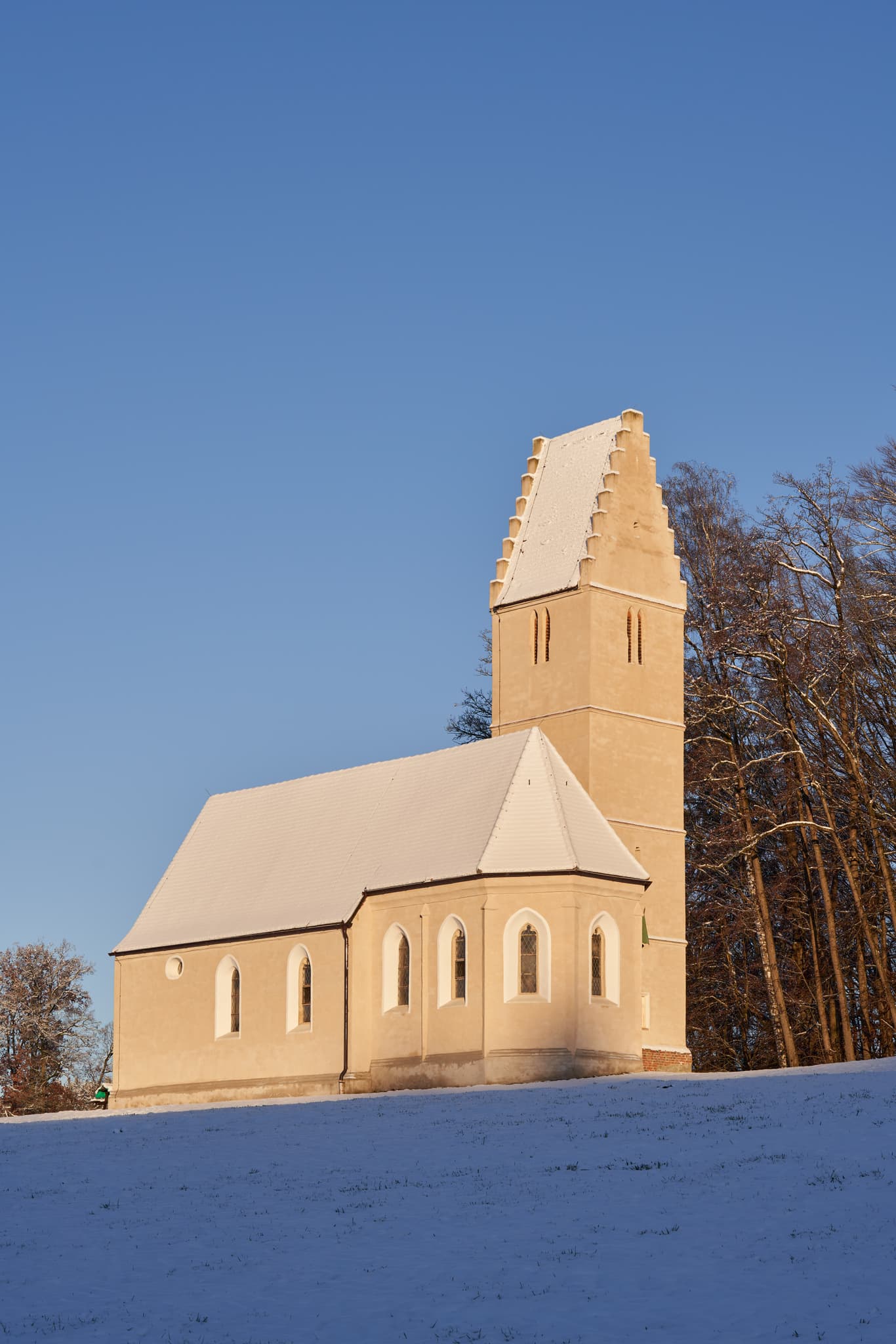 Winterliche Ansicht der Sigrün Kirche in Pleiskirchen, Altötting, Oberbayern, Inn-Salzach, Bayern. Die Kirche steht auf einer schneebedeckten Anhöhe.