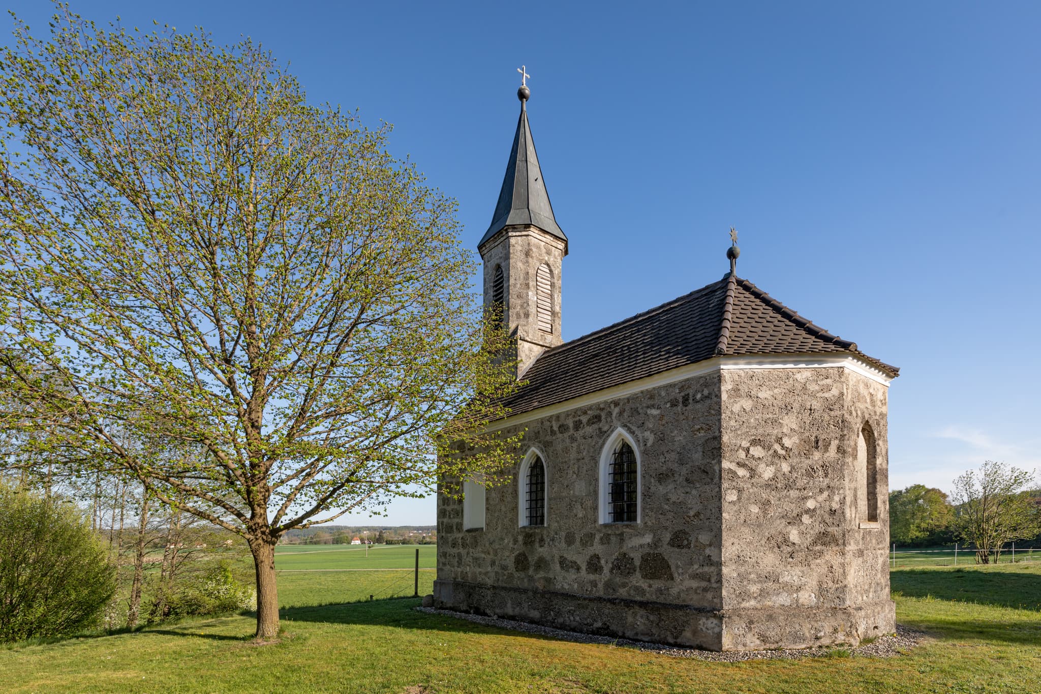Die Kemerting Kapelle in Haiming, Landkreis Altötting, Oberbayern. Ein Kleinod inmitten grüner Landschaften.