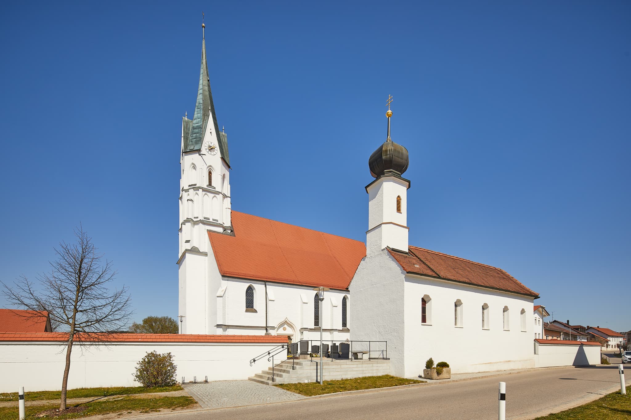 Kirche in Unterdietfurt, Landkreis Rottal-Inn, Niederbayern. Pfarrkirche Mariä Heimsuchung im Holzland, Deutschland.