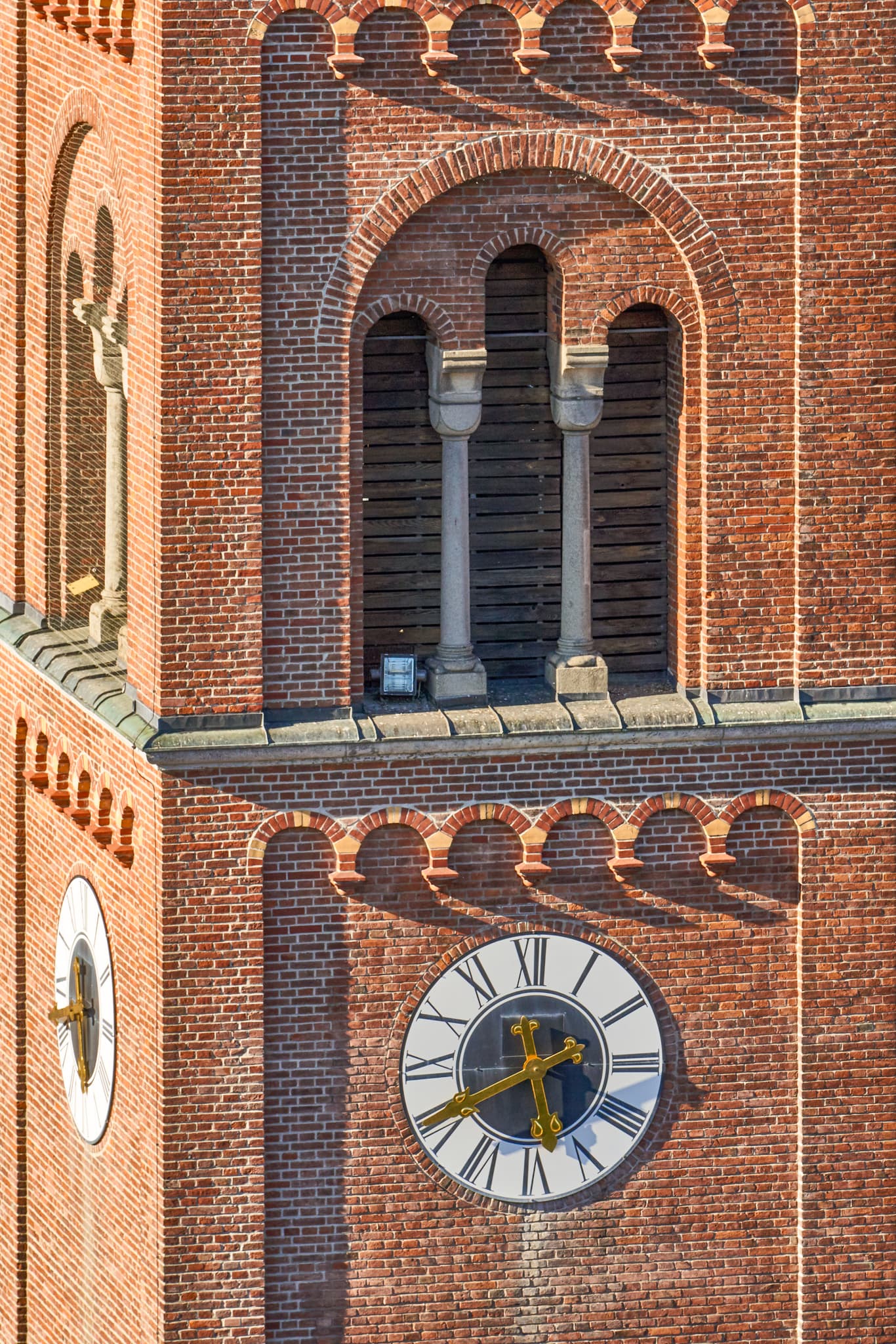 Detailansicht des Turms der Kirche in Kraiburg, Mühldorf am Inn, Oberbayern. Präzise Darstellung der Architektur in der Region Inn-Salzach, Deutschland.