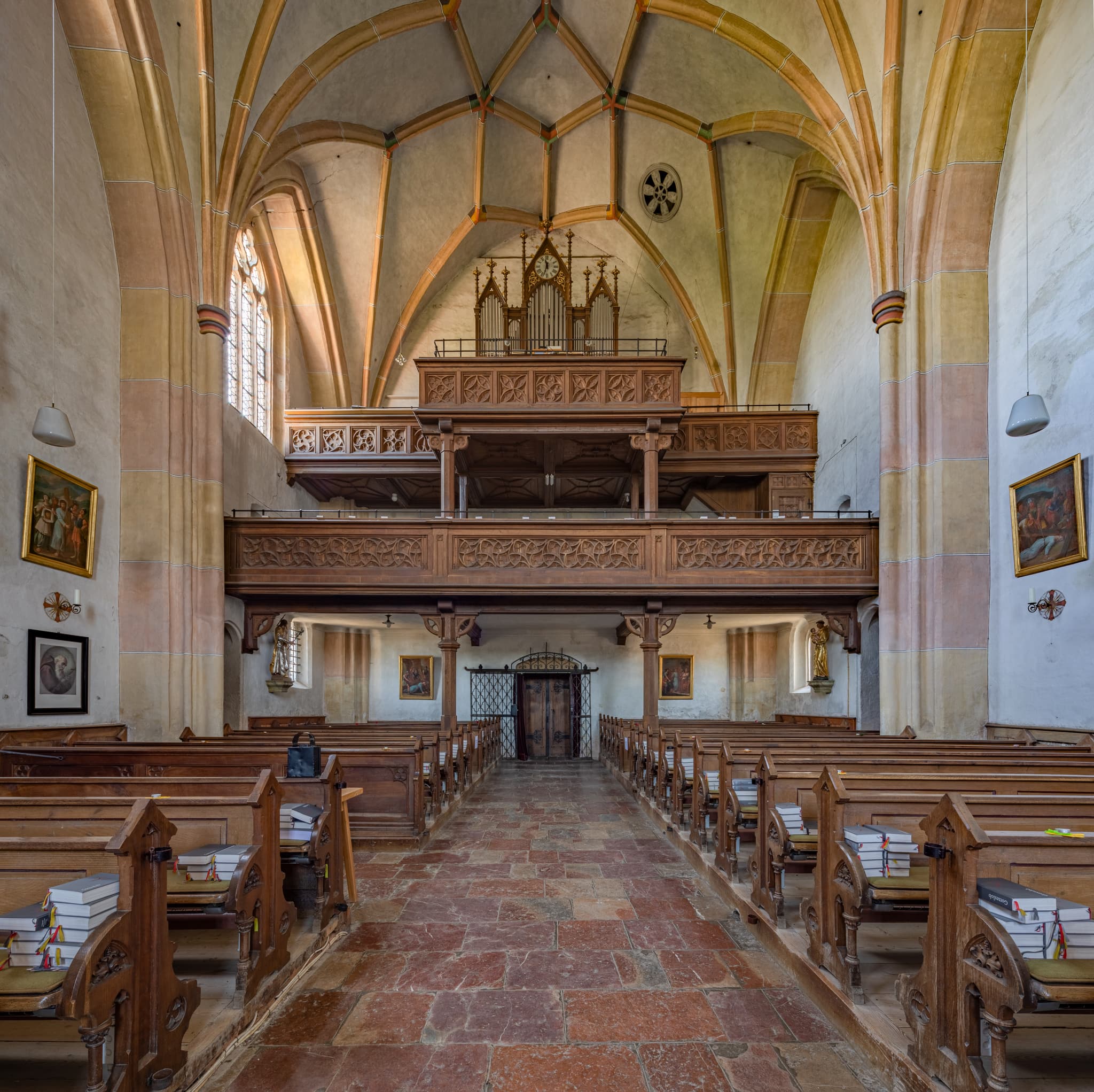 Die Pfarrkirche Maria Himmelfahrt in Asten, Landkreis Traunstein, Oberbayern beeindruckt mit ihrer Architektur und Ausstattung.