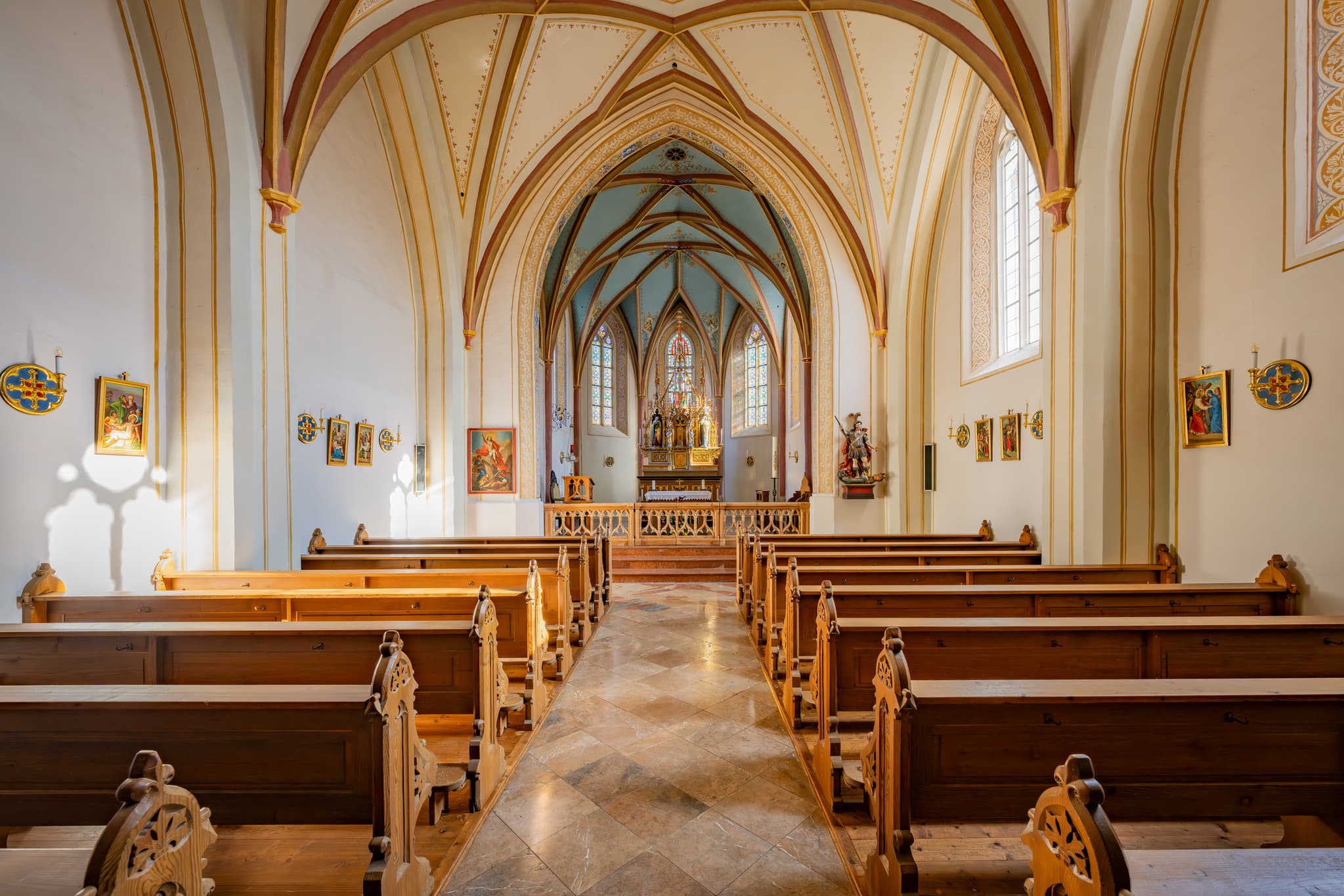 Stadt Bad Griesbach mit Friedhofskirche St. Michael. Kirche, Friedhof und die umliegende Landschaft, Passau, Niederbayern, Bayern, Deutschland.
