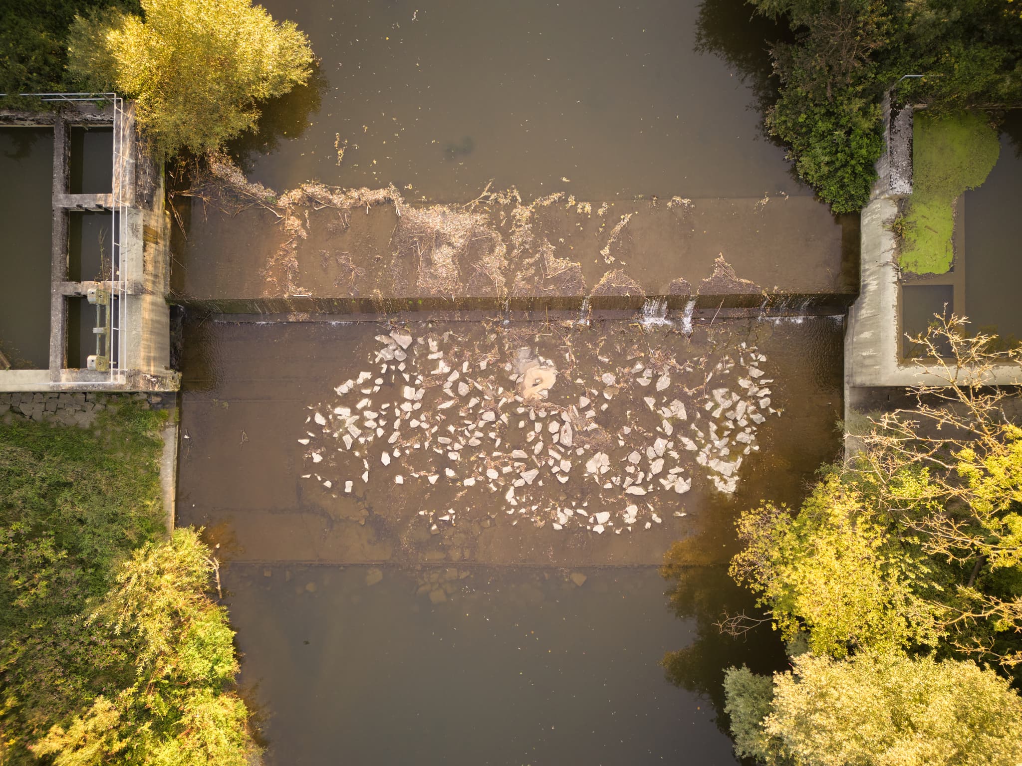 Blick von oben auf das Wehr und den Wasserfall der Rott bei Löfflmühle, Hebertsfelden, Landkreis Rottal-Inn, Niederbayern, Region Holzland, Deutschland.