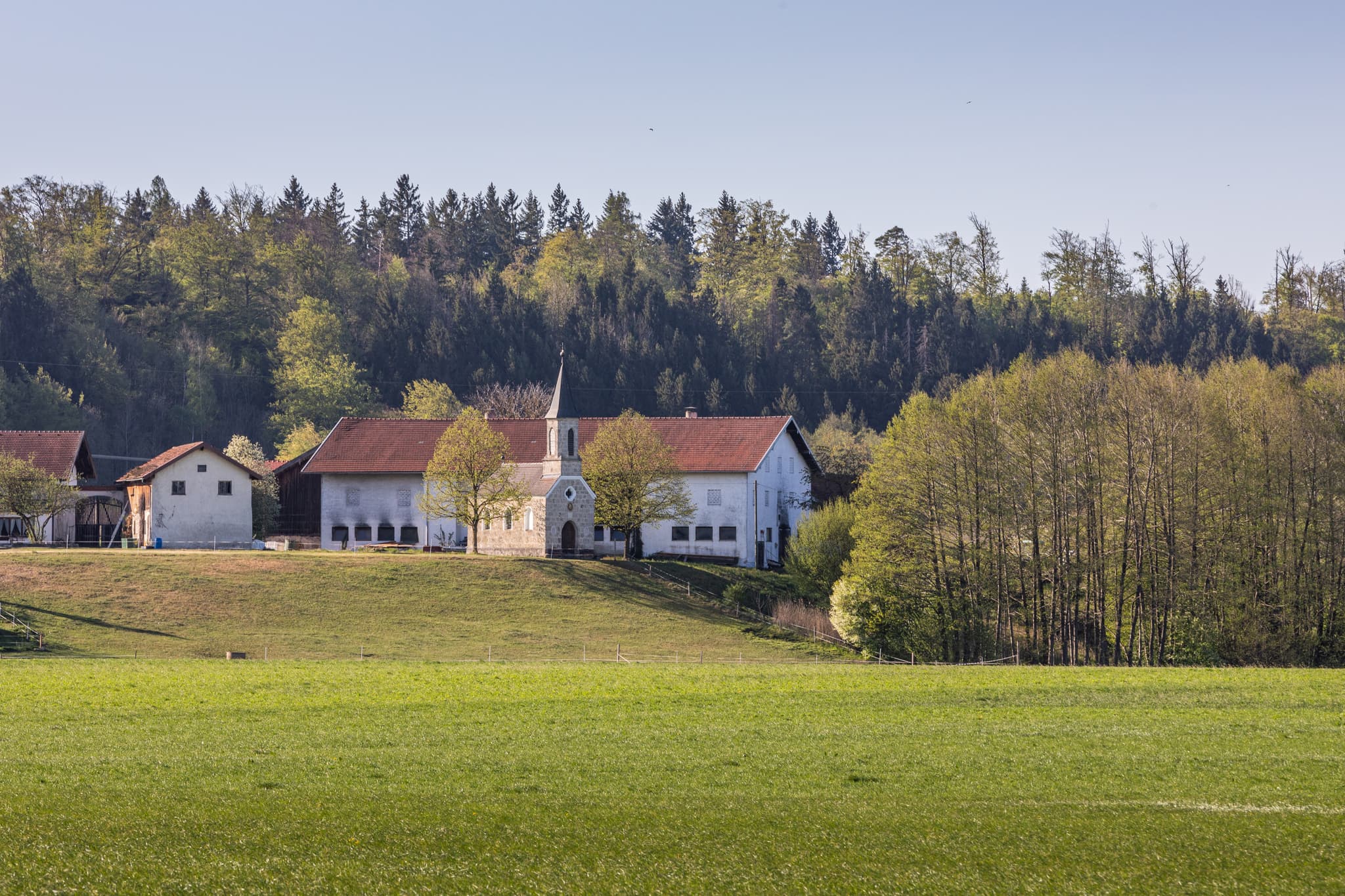 Blick auf die Kapelle Kemerting und idyllische Landschaft bei Neuhofen, Gemeinde Haiming im Landkreis Altötting, Oberbayern, Region Inn-Salzach, Deutschland.