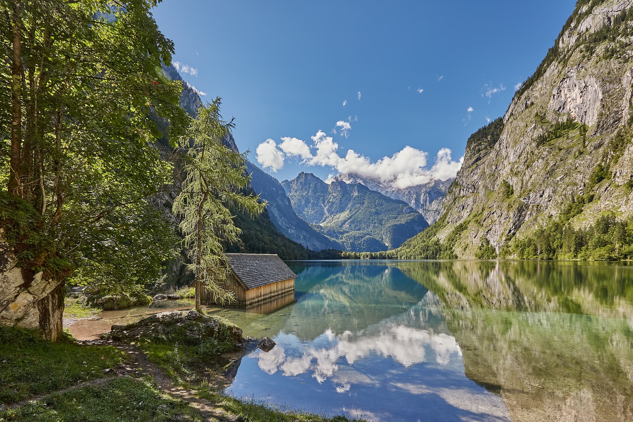 Bootshaus am malerischen Obersee in Schönau, Berchtesgadener Land, Oberbayern. Eine beeindruckende Berglandschaft der Berchtesgadener Alpen in Deutschland.