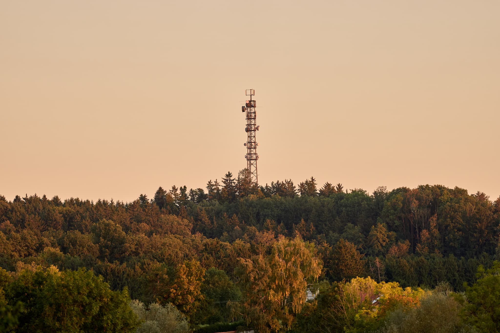 Funkturm in Postmünster, Landkreis Rottal-Inn, Niederbayern. Blick vom Flugplatz Rottenstuben über waldreiche Landschaft des Holzlands, Deutschland.