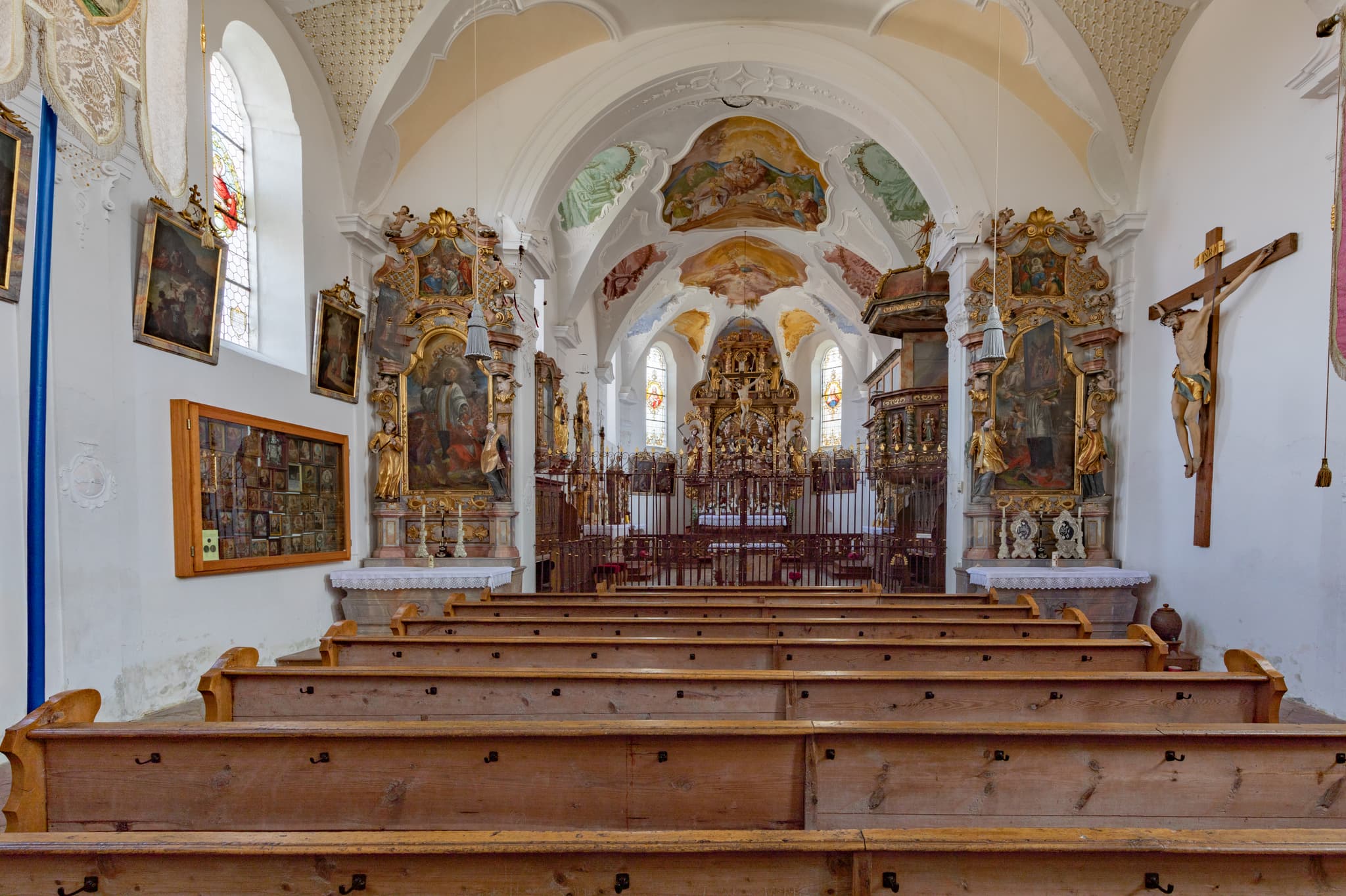 Altaransicht der Kirche in Schildthurn, Zeilarn, Rottal-Inn, Niederbayern. Das barocke Kirchenschiff zeigt Holzgestühl, Altar, Kanzel und reiche Verzierungen.
