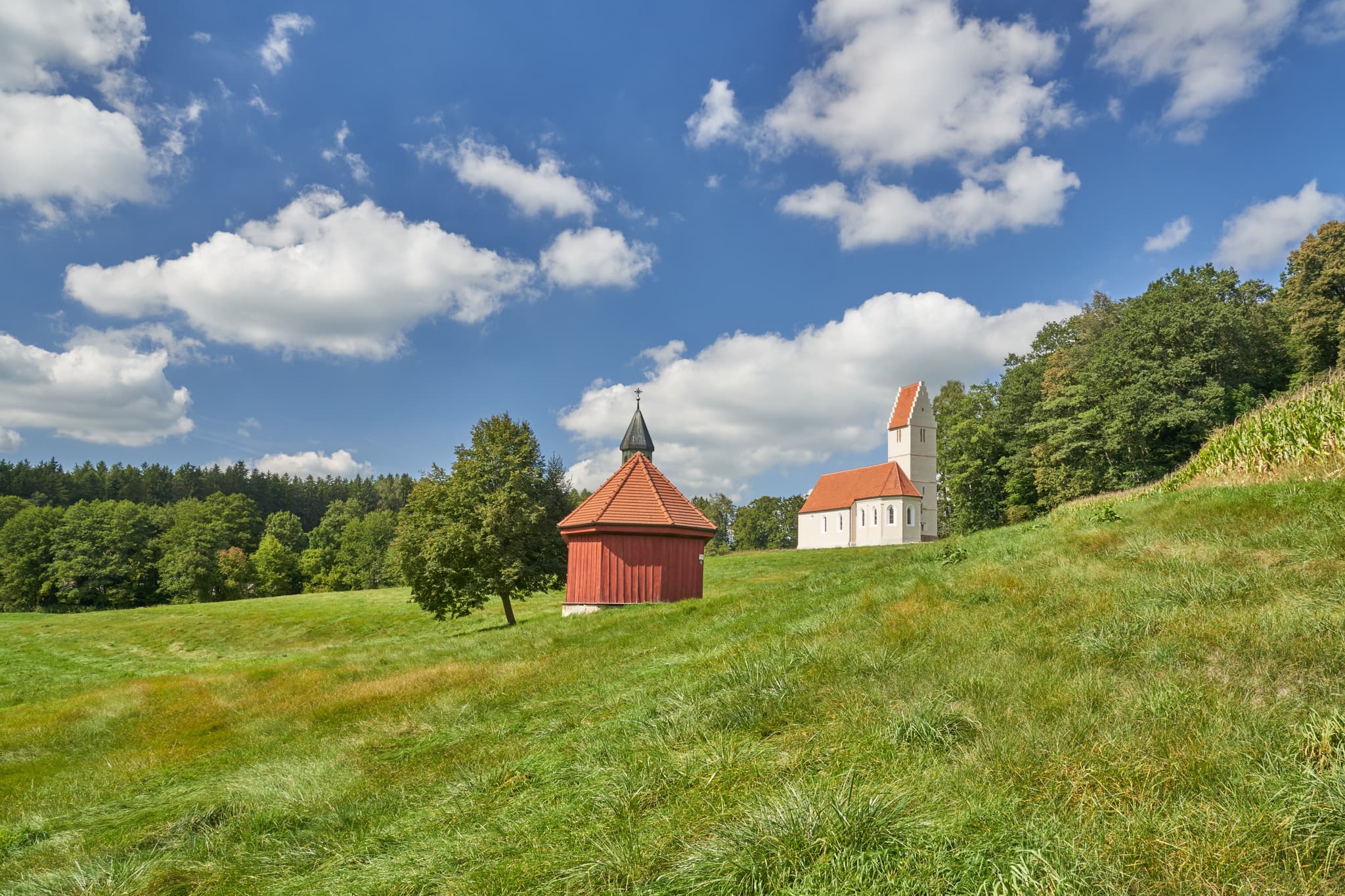 Sigrün Kirche und Corona Kapelle in Pleiskirchen, Altötting, Oberbayern, Inn-Salzach, Bayern, Deutschland. Historische Kirchengebäude in ländlicher Umgebung.
