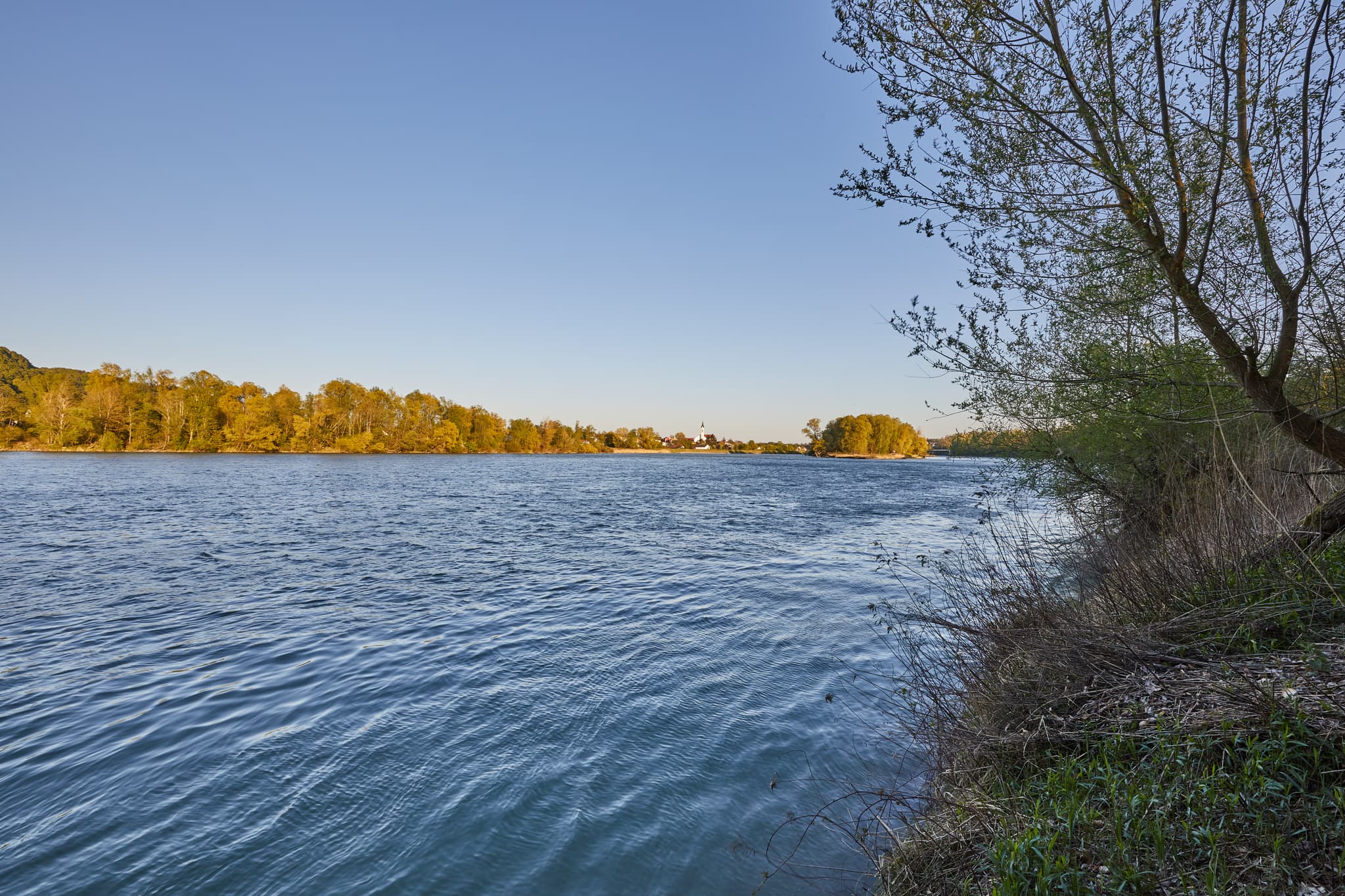 Aussicht auf den Inn bei Dornitzen, Gemeinde Marktl am Inn, Landkreis Altötting, Oberbayern, Inn-Salzach, Bayern, Deutschland.