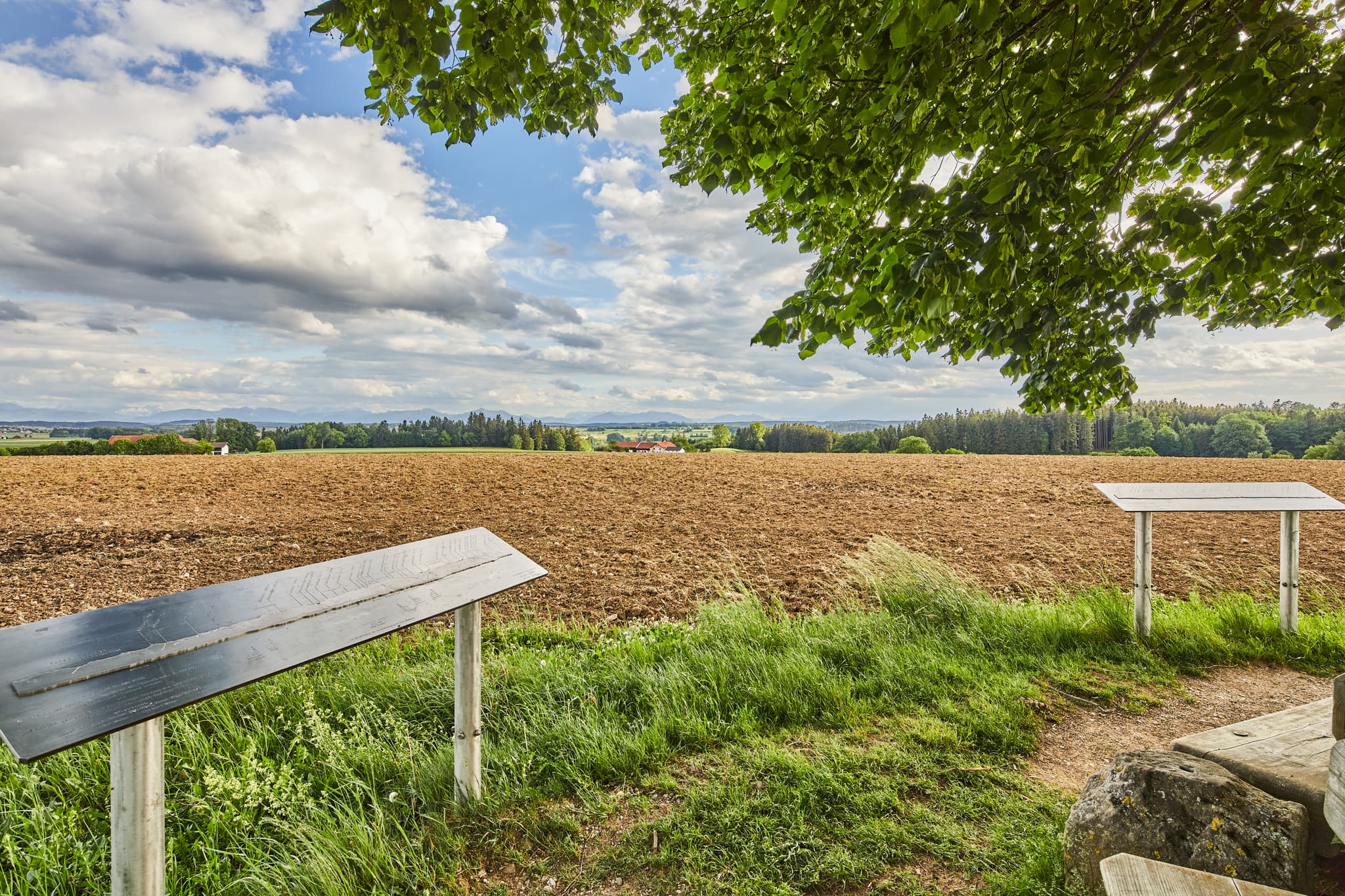 Aussichtspunkt Kobeln bei Garching, Altötting. Weitblick über Felder und Wälder unter wolkigem Himmel in Oberbayern, Region Inn-Salzach, Deutschland.