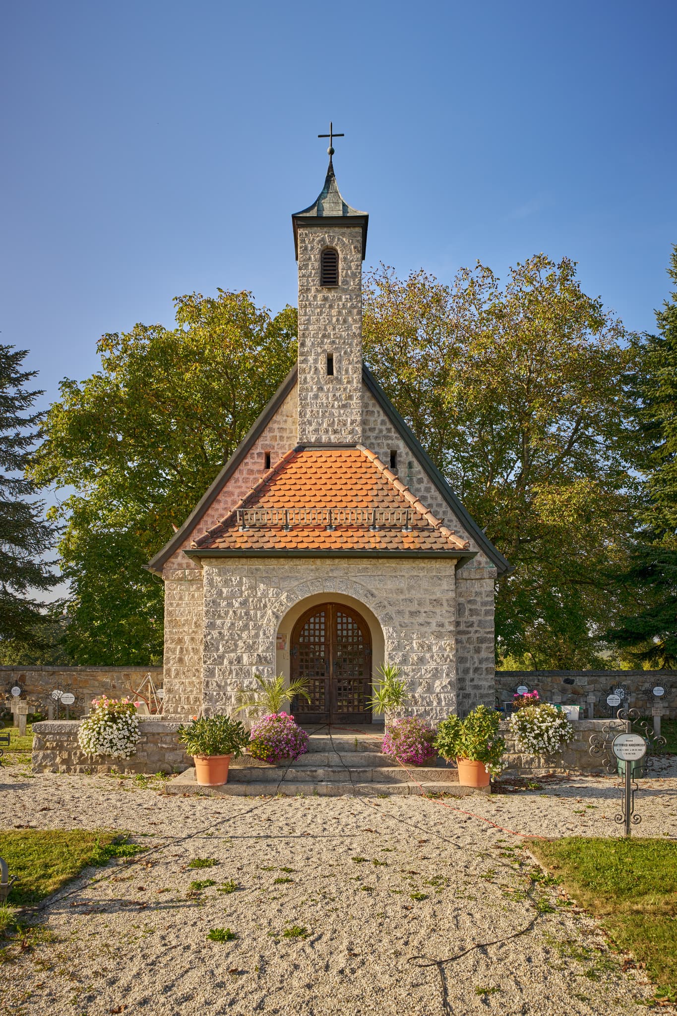 Historische Klosteranlage Schweiklberg Abtei Kloster mit Friedhofskapelle und Friedhof in Vislhofen, Landkreis Passau, Niederbayern, Deutschland.