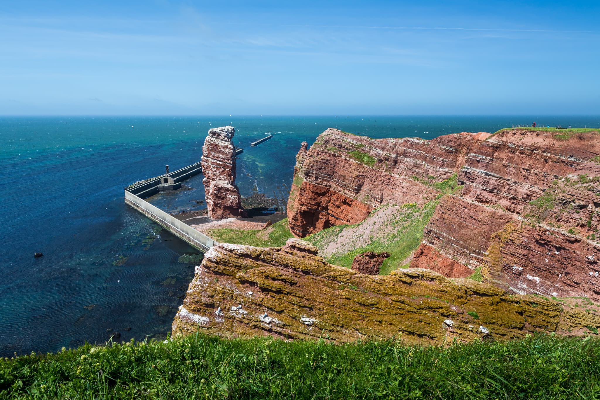 Helgoland: Rote Steilklippen und die Felsnadel Lange Anne prägen diese Nordseeinsel-Landschaft. Gelegen im Landkreis Pinneberg, Schleswig-Holstein, Deutschland.