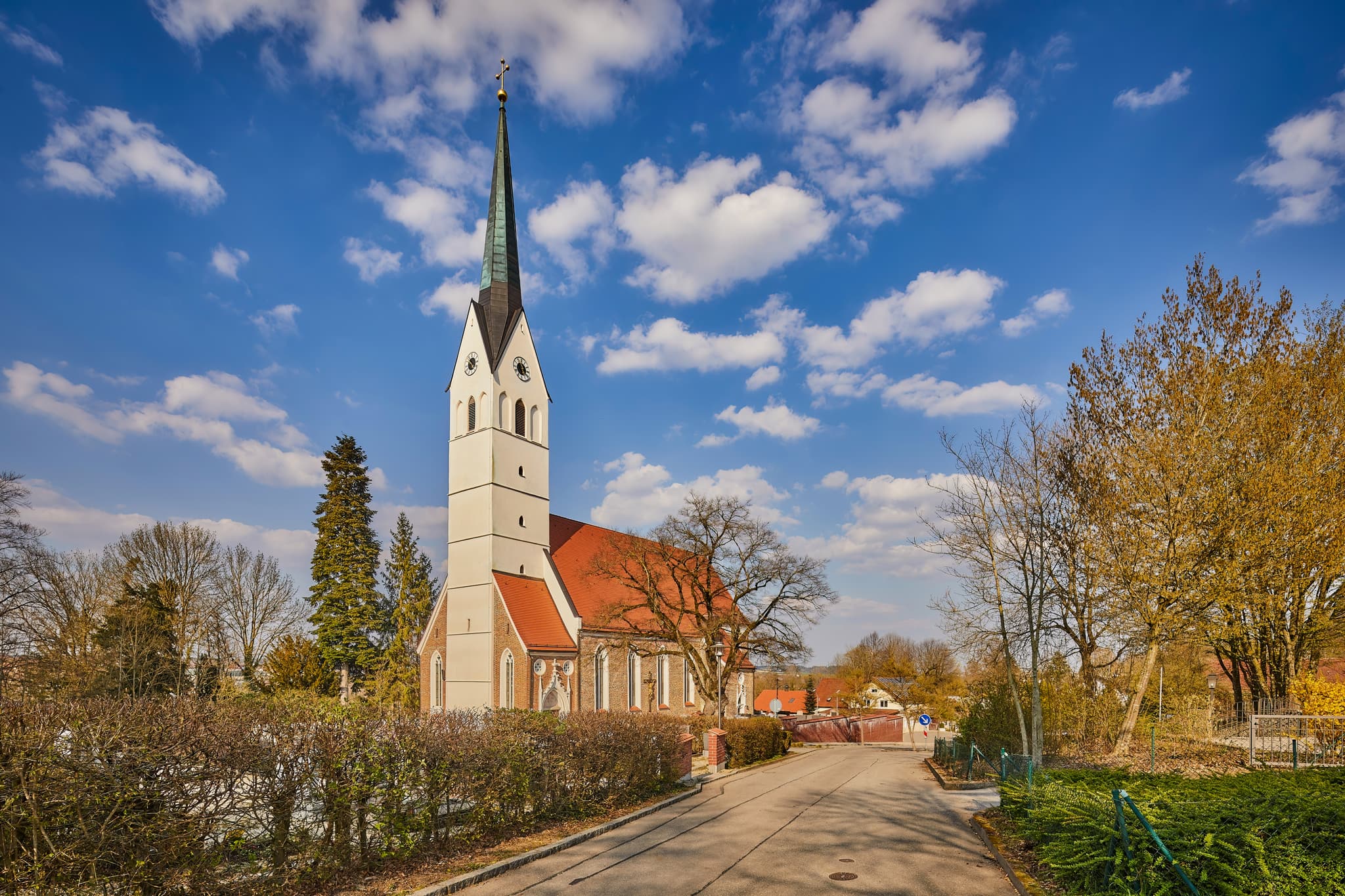 Außenansicht der Pfarrkirche St. Stephan in Massing, Rottal-Inn, Niederbayern, Holzland, Deutschland.