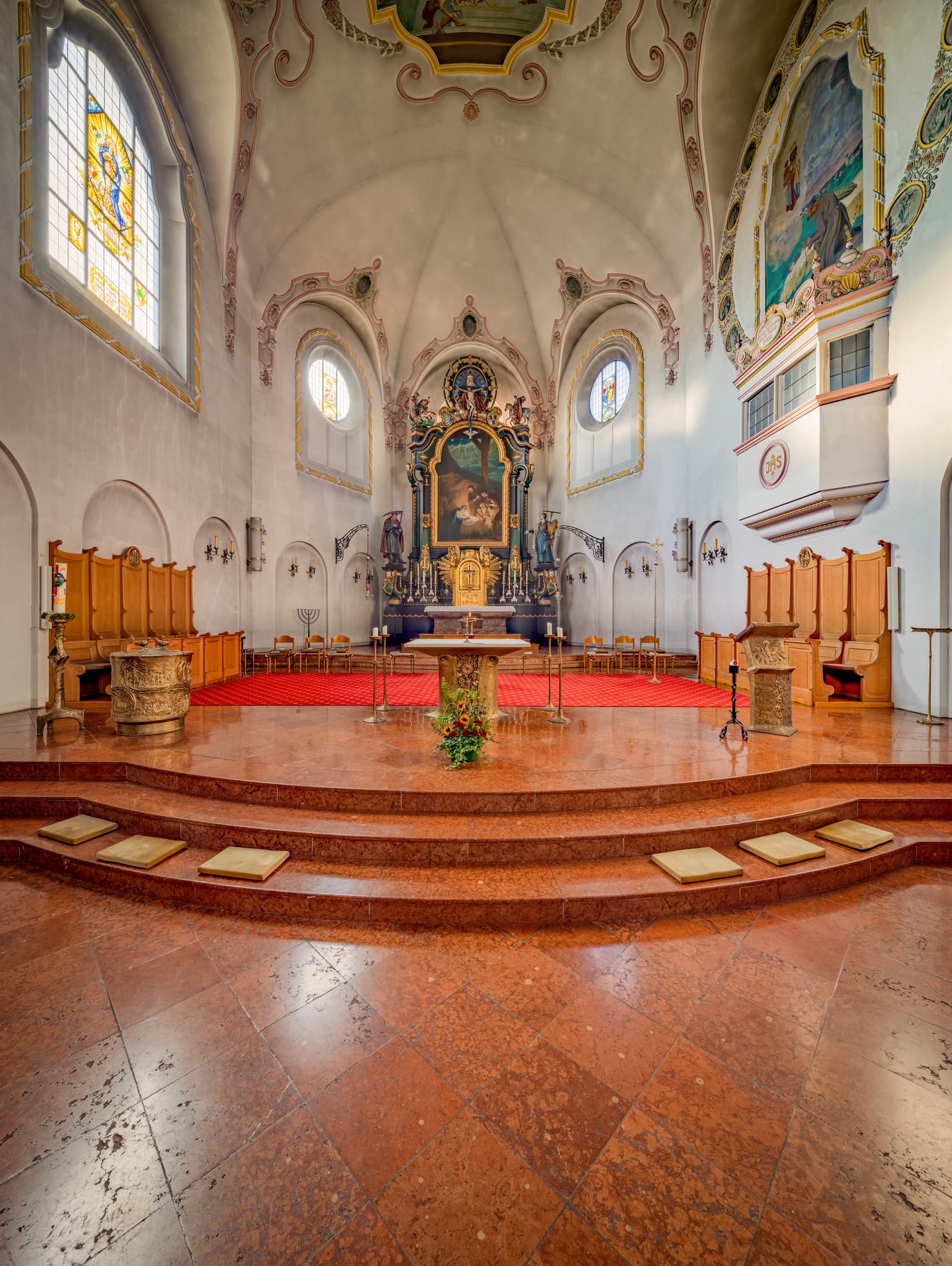 Stadt Pfarrkirche Heilige Familie in Bad Griesbach, Landkreis Passau, Niederbayern, Bayern. Das Bild zeigt die Kirchenbänke und die Deckenmalerei.