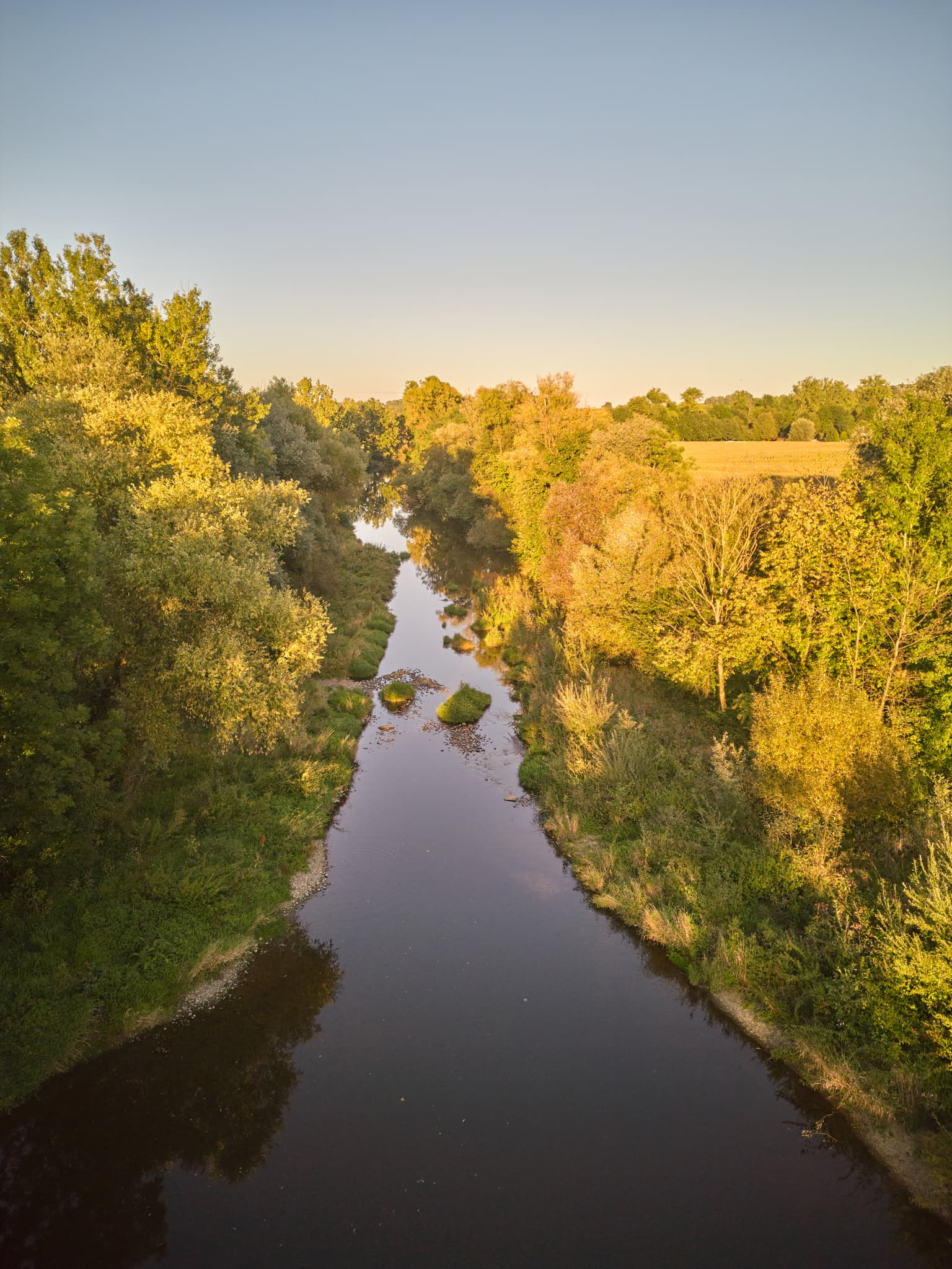 Ruhige Flusslandschaft der Rott bei Löfflmühle, Hebertsfelden, Rottal-Inn, Niederbayern. Idyllische Natur im Holzland, Deutschland.