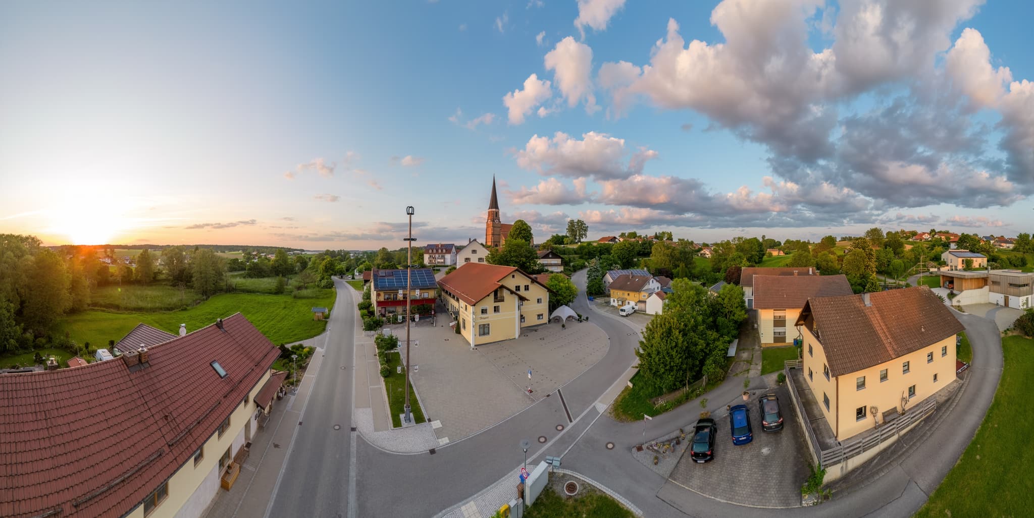 Luftbild Hirschhorn bei Wurmannsquick, Landkreis Rottal-Inn, Niederbayern. Die Pfarrkirche St. Rupert prägt die ländliche Landschaft im Holzland, Deutschland.